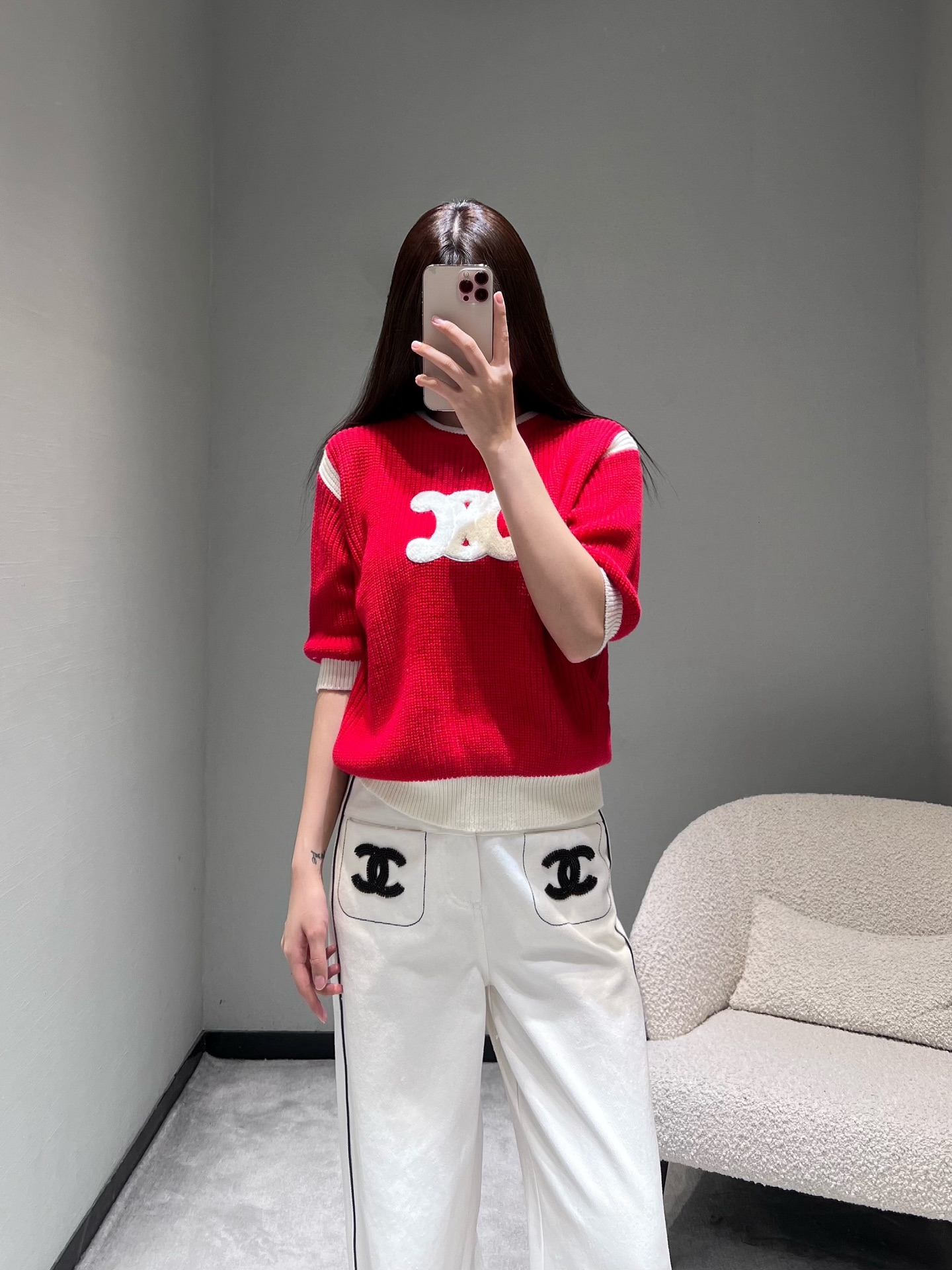 NO:731650,Batch CElin* 2026SS new spring and summer series //CE contrasting knitted top with classic red and white contrasting colors, three-dimensional flocking of the Arc de Triomphe logo on the chest, and contrasting hemming details, which makes the overall shape distinct. The loose three-quarter sleeve design is suitable for spring and autumn, revealing slender wrists, full of festive atmosphere, and is a good luck shirt in the wardrobe. SML,,celine,19860909批CElin*2026SS春夏上新系列//CE 撞色针织上衣经典红白撞色,胸口立体植绒的凯旋门徽标,撞色包边细节,让整体造型层次分明,宽松的五分袖设计适配春秋季节,露出纤细手腕, 节日氛围拉满,是衣橱里的开运战袍.SML,,celine,,Women's clothing