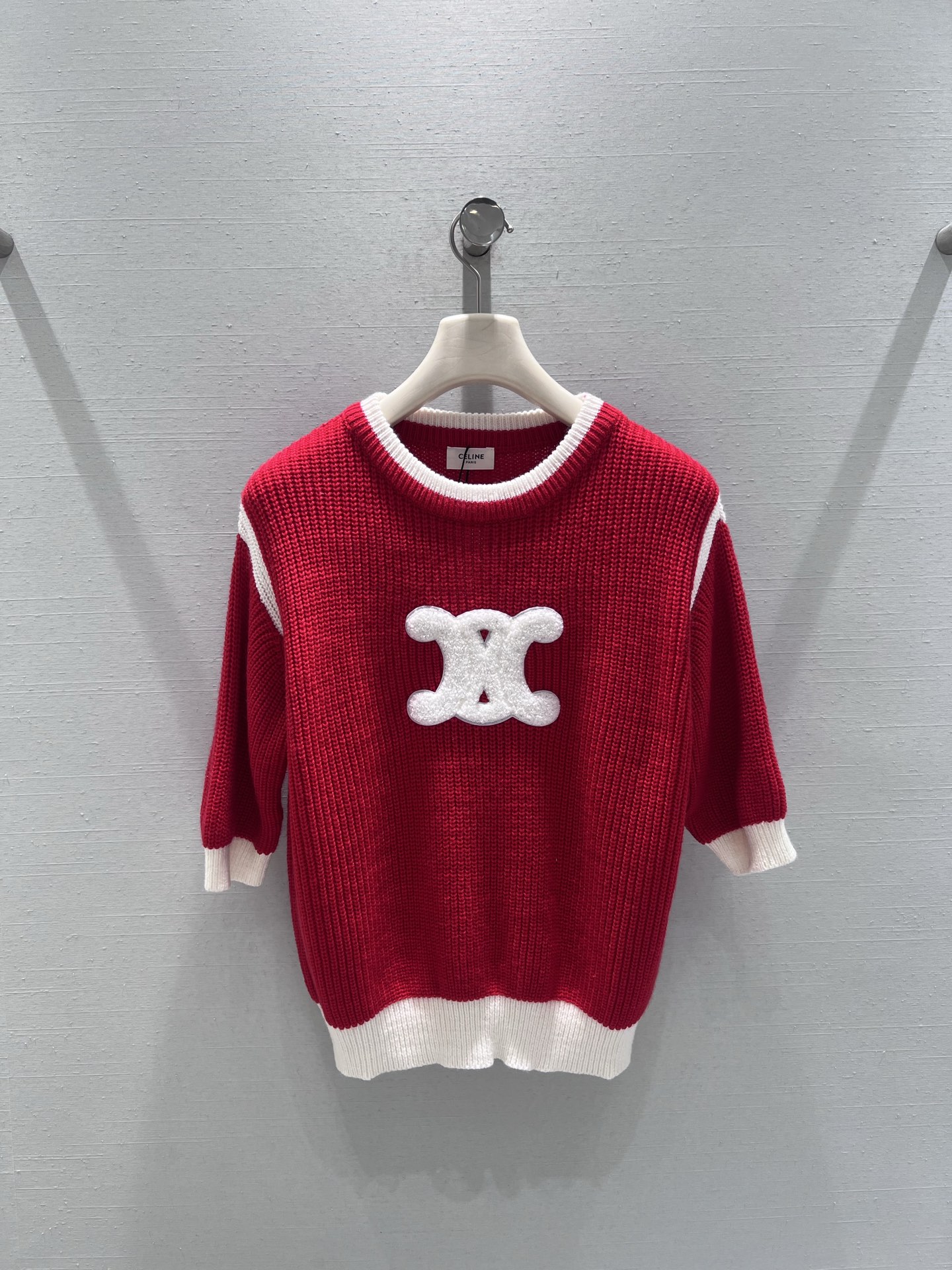 NO:731645,Supports exchange CElin* 2026SS new spring and summer series // CE contrasting knitted top with classic red and white contrasting colors, three-dimensional flocking of the Arc de Triomphe logo on the chest, and contrasting hemming details, making the overall look distinct. The loose three-quarter sleeve design is suitable for spring and autumn, revealing slender wrists, full of festive atmosphere, and a good luck shirt in the wardrobe. SML real shot details,,celine,19860909支持换款CElin*2026SS春夏上新系列//CE 撞色针织上衣经典红白撞色,胸口立体植绒的凯旋门徽标,撞色包边细节,让整体造型层次分明,宽松的五分袖设计适配春秋季节,露出纤细手腕, 节日氛围拉满,是衣橱里的开运战袍.SML实拍细节,,celine,,Women's clothing