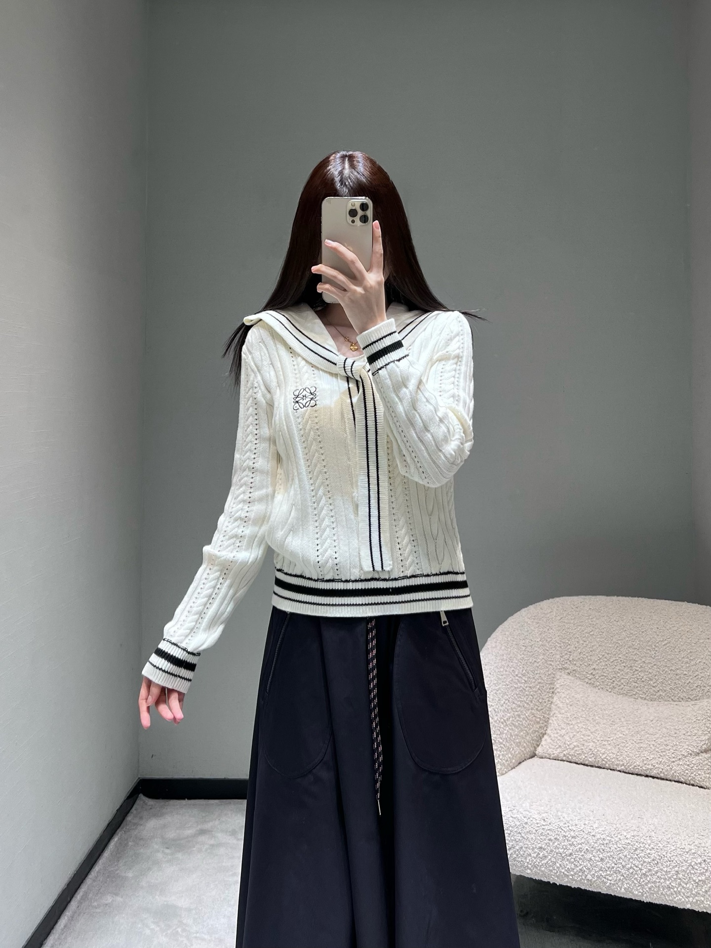 NO:731641,LOEW*2026SS Early Spring New Product Series // Navy style cable knit cardigan with large lapels and contrasting lace-up design creates a retro college feel and adds a sweet flavor. The exquisite anagram embroidery pattern on the chest, three-dimensional cable texture combined with hollow details, college elegance, and a heart-stopping spring romance. SML,, loewe,19860909LOEW*2026SS 早春新品系列//海军风绞花针织开衫大翻领搭配撞色包边系带设计,打造复古学院感,增添甜美气息.胸口精致的 Anagram 刺绣图案,立体绞花纹理结合镂空细节,学院优雅,一眼心动的春日浪漫.SML,,loewe,,Women's clothing