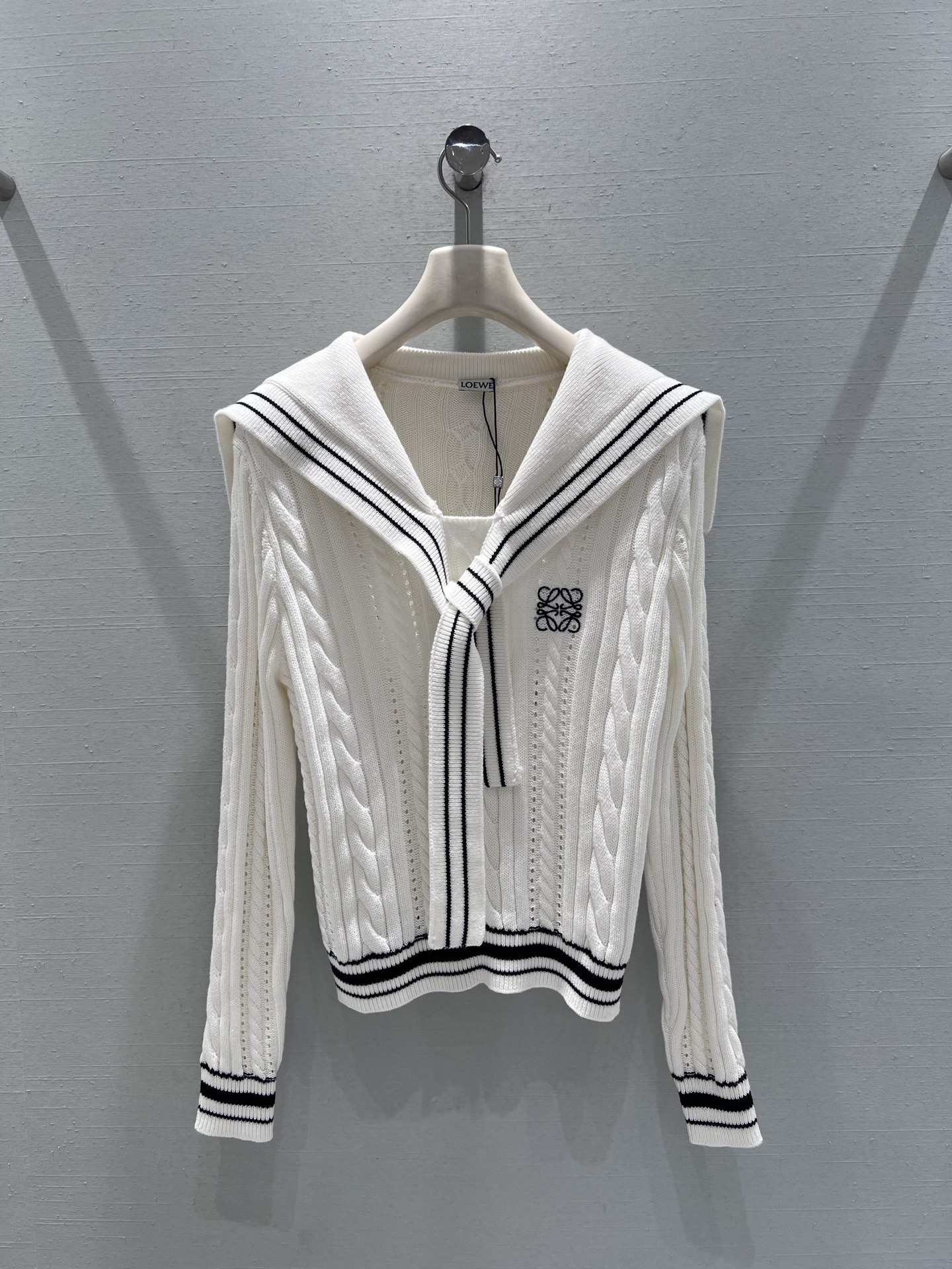 NO:731637,Support exchange of LOEW*2026SS new early spring series // Navy style cable knit cardigan with large lapel and contrasting lace design, creating a retro college feel and adding a sweet atmosphere. The exquisite anagram embroidery pattern on the chest, three-dimensional cable texture combined with hollow details, college elegance, a heart-stopping spring romance. SML real shot details,, loewe,19860909支持换款LOEW*2026SS 早春新品系列//海军风绞花针织开衫大翻领搭配撞色包边系带设计,打造复古学院感,增添甜美气息.胸口精致的 Anagram 刺绣图案,立体绞花纹理结合镂空细节,学院优雅,一眼心动的春日浪漫.SML实拍细节,,loewe,,Women's clothing