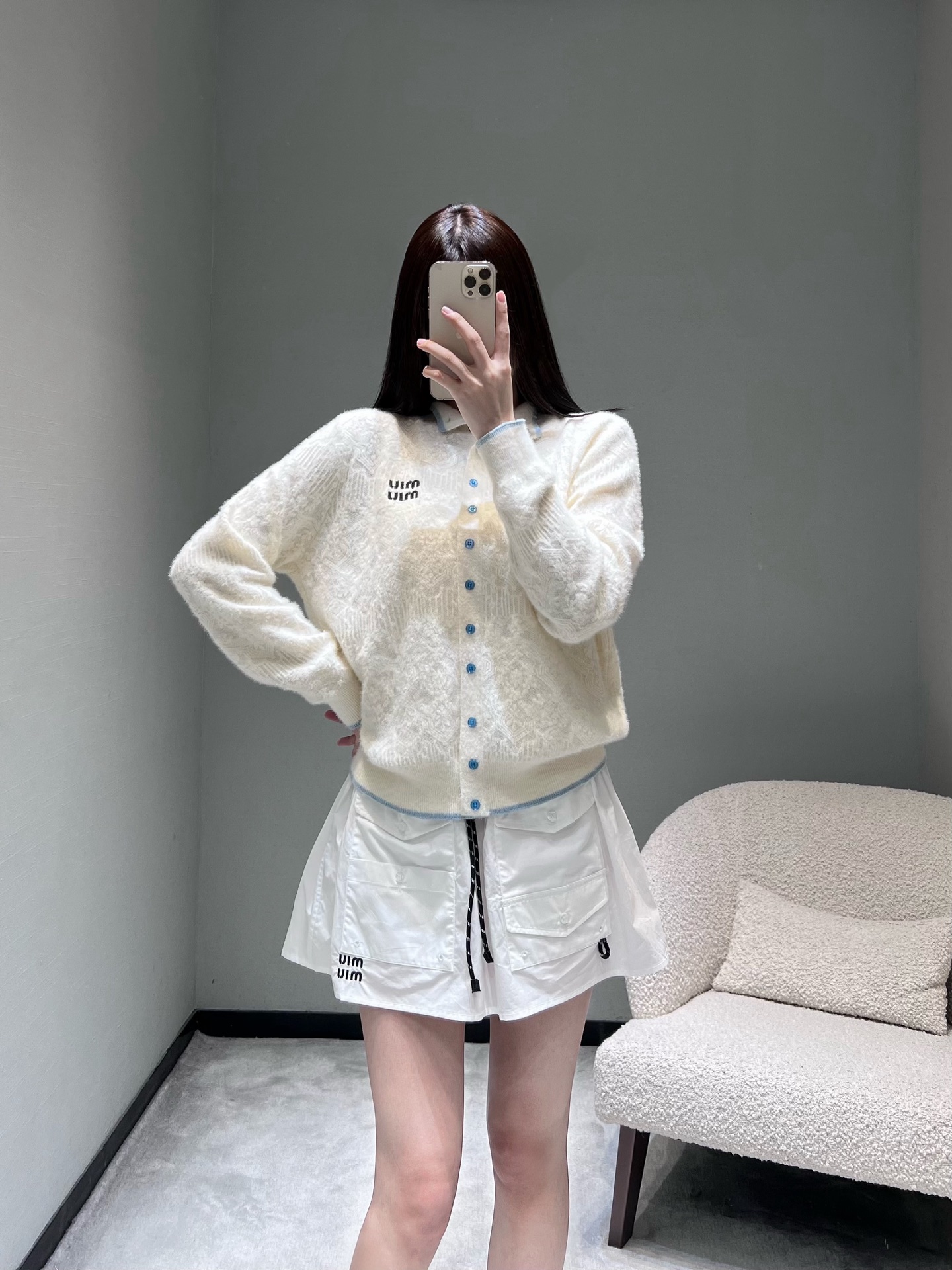 NO:731633,MIU*26SS New Early Spring Series // Plush knitted cardigan with contrasting edges and fresh contrasting colors brightens up the overall look. Black Miu logo embroidery on the chest; small stand-up collar design with light blue buttons of the same color, retro and playful. The special knitting process gives the fabric a delicate plush feel and is more skin-friendly to the touch. SML,,miumiu,19860909MIU*26SS早春新品系列// 毛绒感针织开衫撞色包边清新撞色,点亮整体造型.胸口黑色Miu徽标刺绣；小立领设计、搭配同色系浅蓝色纽扣,复古又俏皮.特殊的针织工艺让面料自带细腻绒毛感,触感也加倍亲肤.SML,,miumiu,,Women's clothing