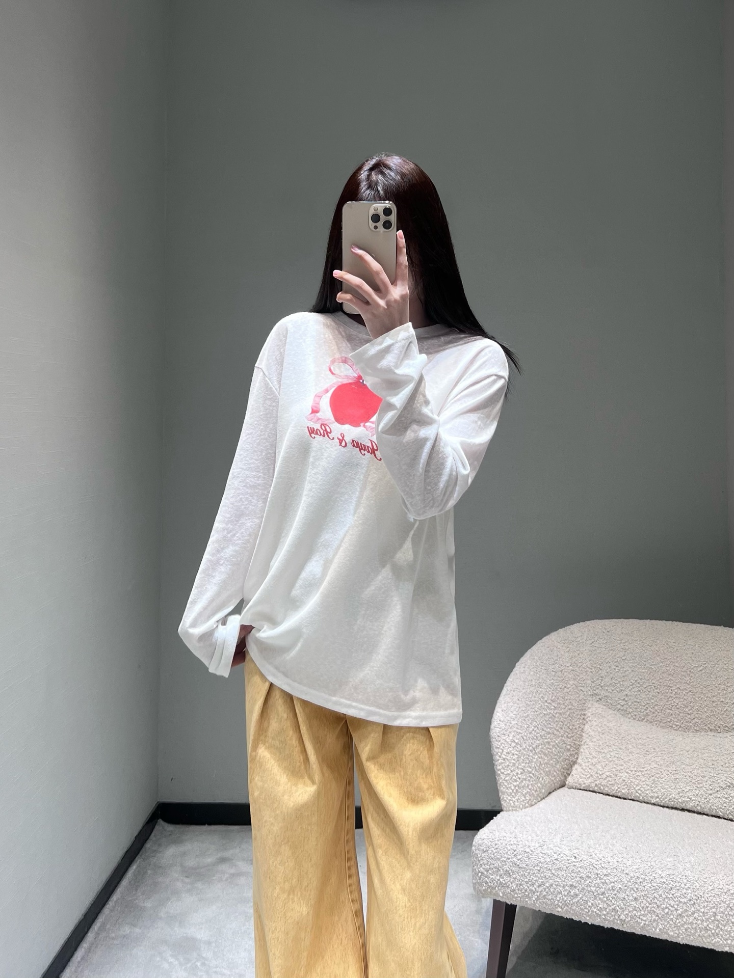 NO:731623,JOR*A&Ro*y26SS Lucky Fruit Joint Series // Bow Apple Long Sleeve T-shirt. The three-dimensional apple on the chest is matched with a lace textured bow pattern. The contrasting color of red and white is sweet but not greasy, and comes with a gentle filter. Tencel cotton blended fabric, slightly transparent fabric to show a sexy look, round neck design is simple and versatile. SML,, tees, t-shirt,19860909JOR*A&Ro*y26SS幸运果联名系列//蝴蝶结苹果长袖T恤胸前的立体苹果搭配蕾丝质感蝴蝶结图案,红与白的撞色甜而不腻,自带温柔滤镜.天丝棉混纺面料,微透面料展示小性感造型,圆领设计简约百搭.SML,,tees，t-shirt,,Women's clothing