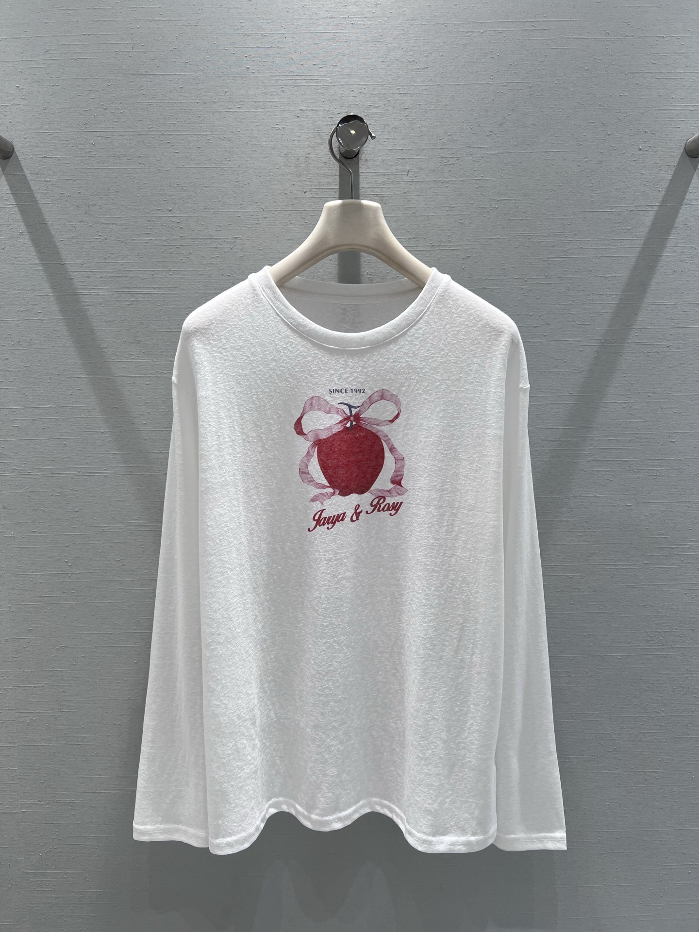 NO:731617,Support exchange JOR*A&Ro*y26SS Lucky Fruit Joint Series // Bow Apple Long Sleeve T-shirt. The three-dimensional apple on the chest is matched with a lace texture bow pattern. The contrasting color of red and white is sweet but not greasy, and comes with a gentle filter. Tencel cotton blended fabric, slightly transparent fabric to show a sexy look, round neck design is simple and versatile. SML real shot details, tees, t-shirt,19860909支持换款JOR*A&Ro*y26SS幸运果联名系列//蝴蝶结苹果长袖T恤胸前的立体苹果搭配蕾丝质感蝴蝶结图案,红与白的撞色甜而不腻,自带温柔滤镜.天丝棉混纺面料,微透面料展示小性感造型,圆领设计简约百搭.SML实拍细节,,tees，t-shirt,,Women's clothing