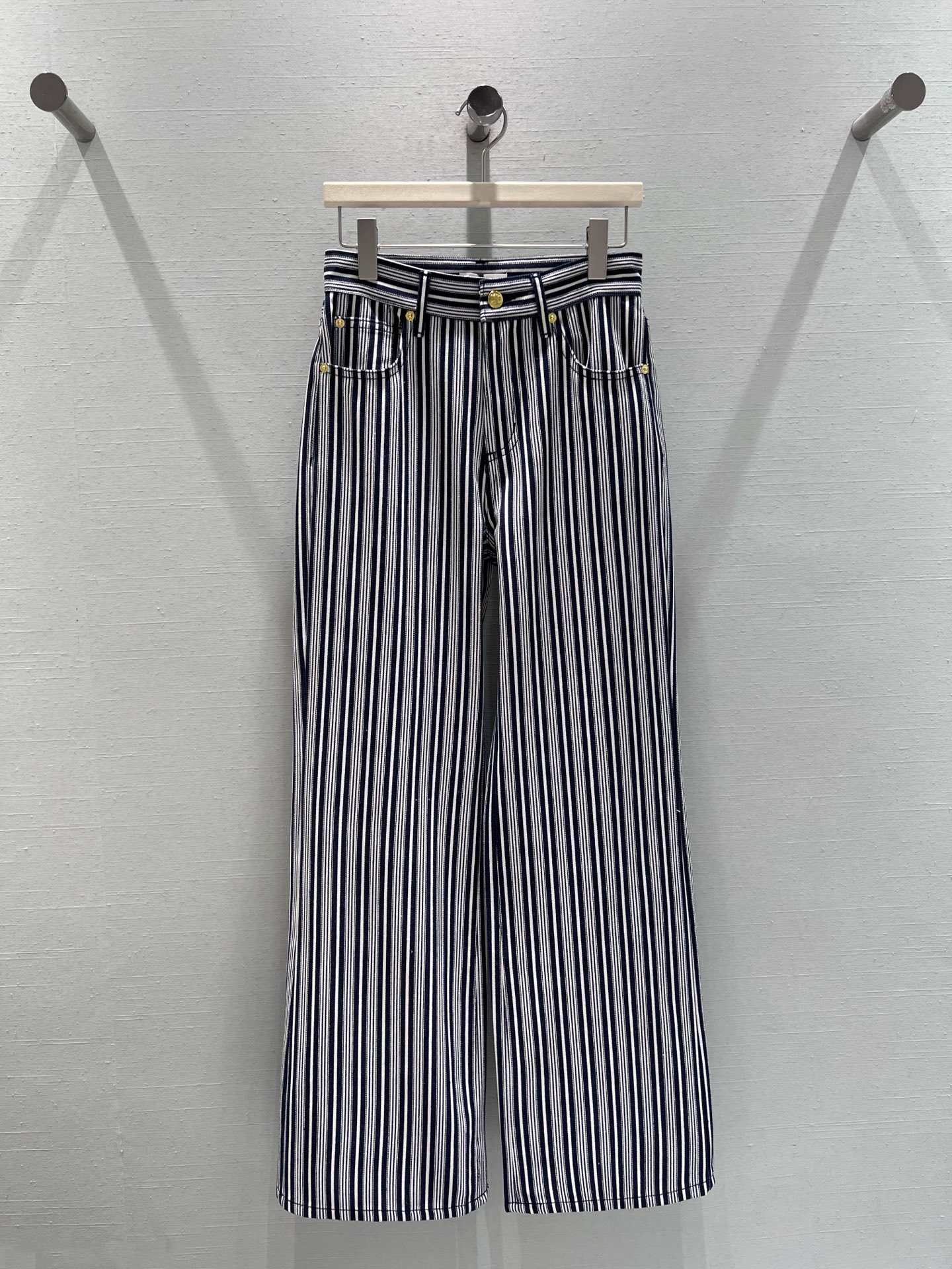 NO:731605,Support the replacement of the 2026 SS spring and summer new series // Retro black and white vertical striped wide-leg pants. The vertical stripes have a sense of vertical extension, which can visually lengthen the leg lines, and the high-waist design. The metal buttons and trousers loop design at the waistband enhance the overall sense of sophistication. It is a visual heightening artifact and can be worn in a lazy and relaxed manner. SML real shot details,19860909支持换款2026SS春夏上新系列//复古黑白竖条纹阔腿裤竖条纹自带纵向延伸感,视觉上能拉长腿部线条,高腰设计.裤腰处的金属纽扣与裤袢设计,提升了整体精致感, 视觉显高神器,把慵懒松弛穿在身上.SML实拍细节,,,Women's clothing