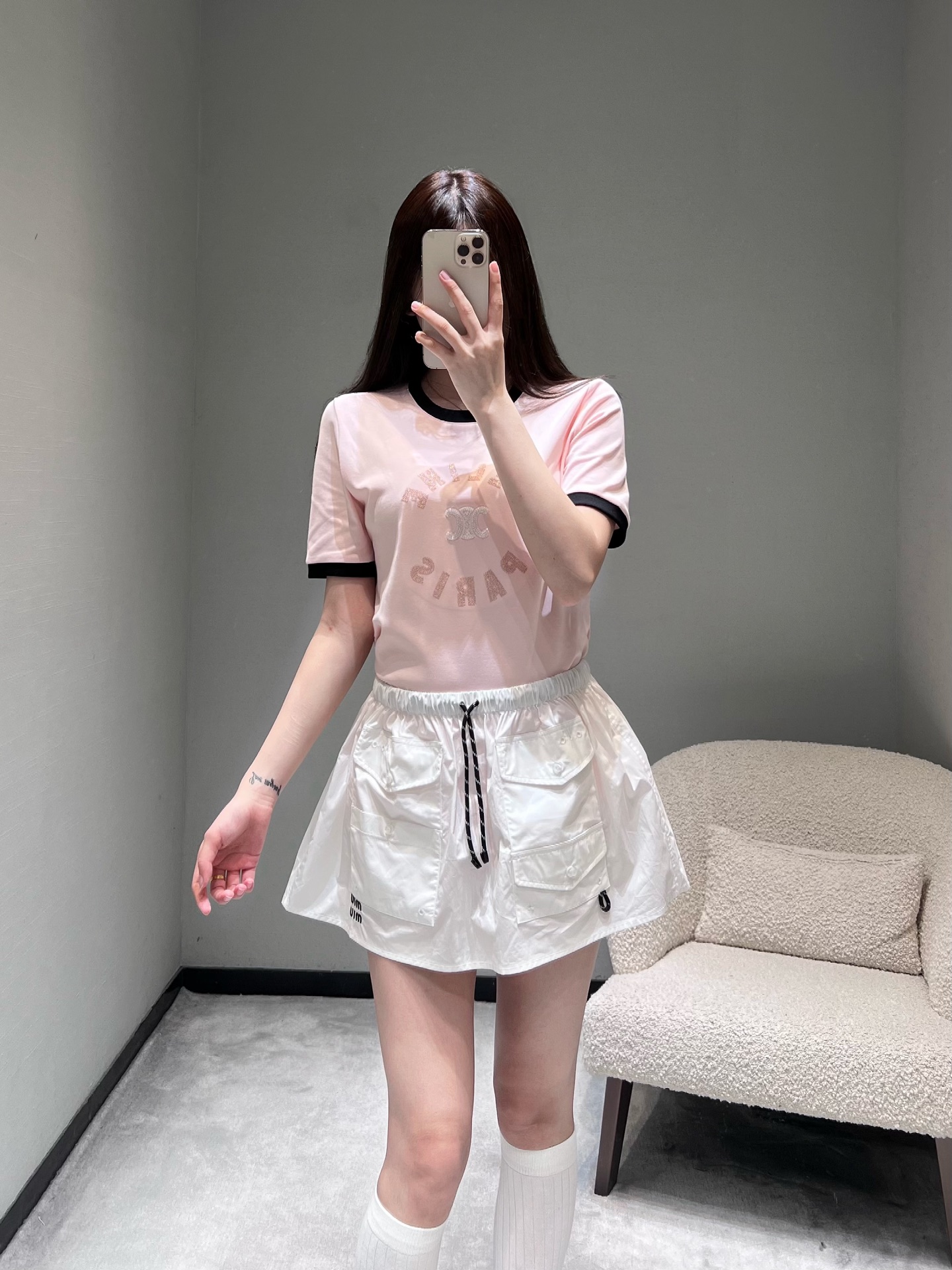 NO:732194,Celin* 2026SS Spring and Summer New Series // The collar of the contrast collar T-shirt adopts a contrast rib hemming design, with a retro college style. The CE ring print on the chest matches the brand's double C logo, and the embossing process of fonts and patterns is exquisite and advanced, easily creating a French style. SML,,celine,tees,t-shirt,19860909Celin* 2026SS春夏上新系列//撞色领T恤领口采用撞色罗纹包边设计,自带复古学院风.胸口的CE 环形印花搭配品牌双C标识,字体与图案的压印工艺细腻高级,轻松打造法式风格.SML,,celine,tees，t-shirt,,Women's clothing