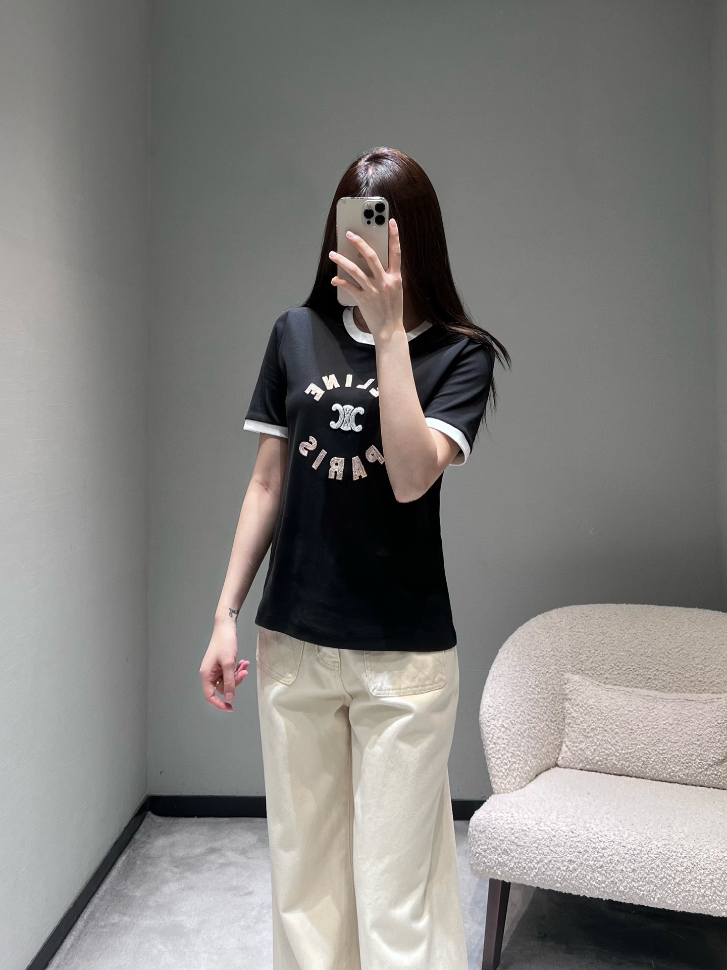 NO:732204,Celin* 2026SS Spring and Summer New Series // The collar of the contrast collar T-shirt adopts a contrast rib hemming design, with a retro college style. The CE ring print on the chest matches the brand's double C logo, and the embossing process of fonts and patterns is exquisite and advanced, easily creating a French style. SML,,celine,tees,t-shirt,19860909Celin* 2026SS春夏上新系列//撞色领T恤领口采用撞色罗纹包边设计,自带复古学院风.胸口的CE 环形印花搭配品牌双C标识,字体与图案的压印工艺细腻高级,轻松打造法式风格.SML,,celine,tees，t-shirt,,Women's clothing