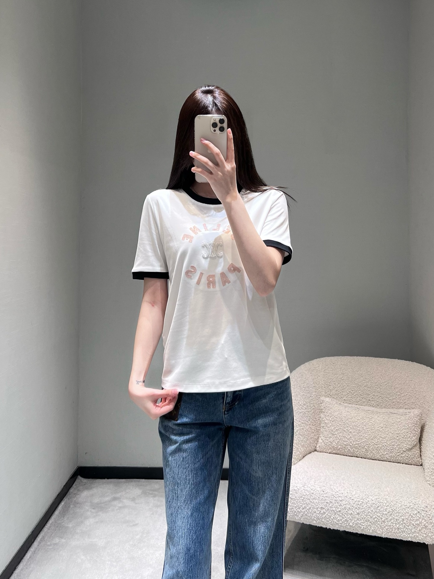 NO:732211,Celin* 2026SS Spring and Summer New Series // The collar of the contrast collar T-shirt adopts a contrast rib hemming design, with a retro college style. The CE ring print on the chest matches the brand's double C logo, and the embossing process of fonts and patterns is exquisite and advanced, easily creating a French style. SML,,celine,tees,t-shirt,19860909Celin* 2026SS春夏上新系列//撞色领T恤领口采用撞色罗纹包边设计,自带复古学院风.胸口的CE 环形印花搭配品牌双C标识,字体与图案的压印工艺细腻高级,轻松打造法式风格.SML,,celine,tees，t-shirt,,Women's clothing