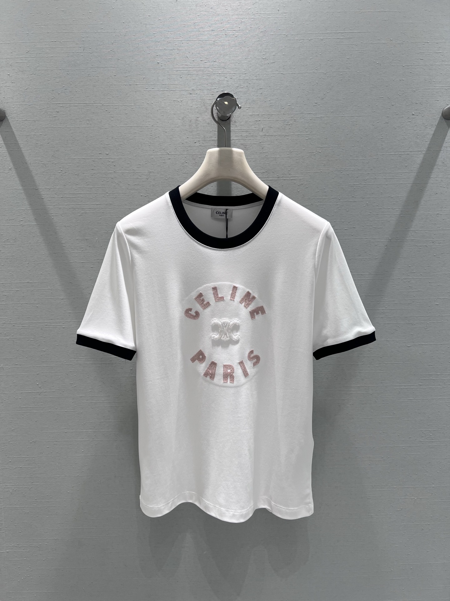 NO:732207,Support Celin* 2026SS spring and summer new series // The collar of the contrast collar T-shirt is designed with contrasting ribbed edges, with a retro college style. The CE ring print on the chest matches the brand's double C logo, and the embossing process of fonts and patterns is exquisite and advanced, easily creating a French style. SML real shot details, celine, tees, t-shirt,19860909支持换款Celin* 2026SS春夏上新系列//撞色领T恤领口采用撞色罗纹包边设计,自带复古学院风.胸口的CE 环形印花搭配品牌双C标识,字体与图案的压印工艺细腻高级,轻松打造法式风格.SML实拍细节,,celine,tees，t-shirt,,Women's clothing