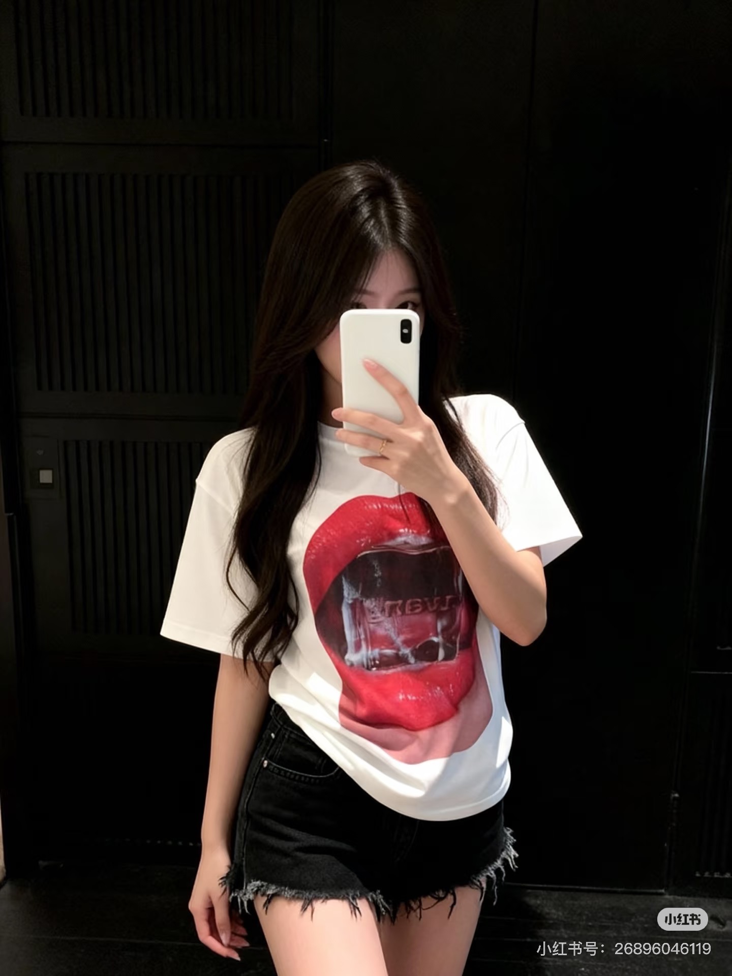 NO:732219,Alexander W*2026SS early spring new product series // Red lip print loose short-sleeved T-shirt cabinet This month’s latest red lip print on the front adopts a highly saturated red tone with a smudged texture, and the blurred edges create artistic visual tension. The minimalist white base forms a strong contrast with the strong print. SML,, T-shirt, tees, t-shirt,19860909Alexander W*2026SS早春新品系列//红唇印花宽松短袖T恤柜柜本月最新款正面的红唇印花采用晕染质感的高饱和红色调,模糊边缘营造出艺术化的视觉张力,极简的白色基底与浓烈的印花形成强烈对比.SML,,T-shirt,tees，t-shirt,,Women's clothing