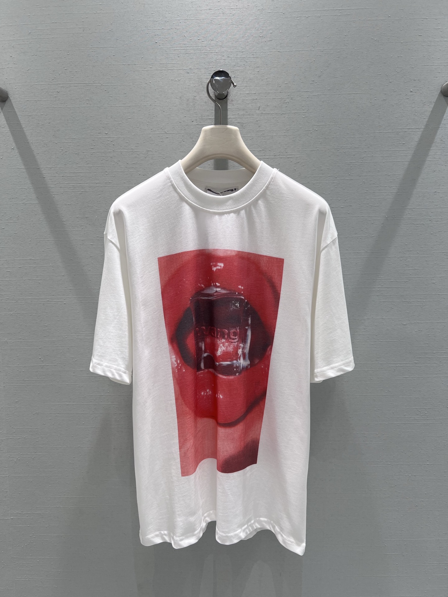 NO:732215,Support exchange Alexander W*2026SS early spring new product series // Red lip print loose short-sleeved T-shirt cabinet This month’s latest red lip print on the front adopts a highly saturated red tone with a smudged texture, and the blurred edges create an artistic visual tension. The minimalist white base forms a strong contrast with the strong print. SML real shot details, T-shirt, tees, t-shirt,19860909支持换款Alexander W*2026SS早春新品系列//红唇印花宽松短袖T恤柜柜本月最新款正面的红唇印花采用晕染质感的高饱和红色调,模糊边缘营造出艺术化的视觉张力,极简的白色基底与浓烈的印花形成强烈对比.SML实拍细节,,T-shirt,tees，t-shirt,,Women's clothing