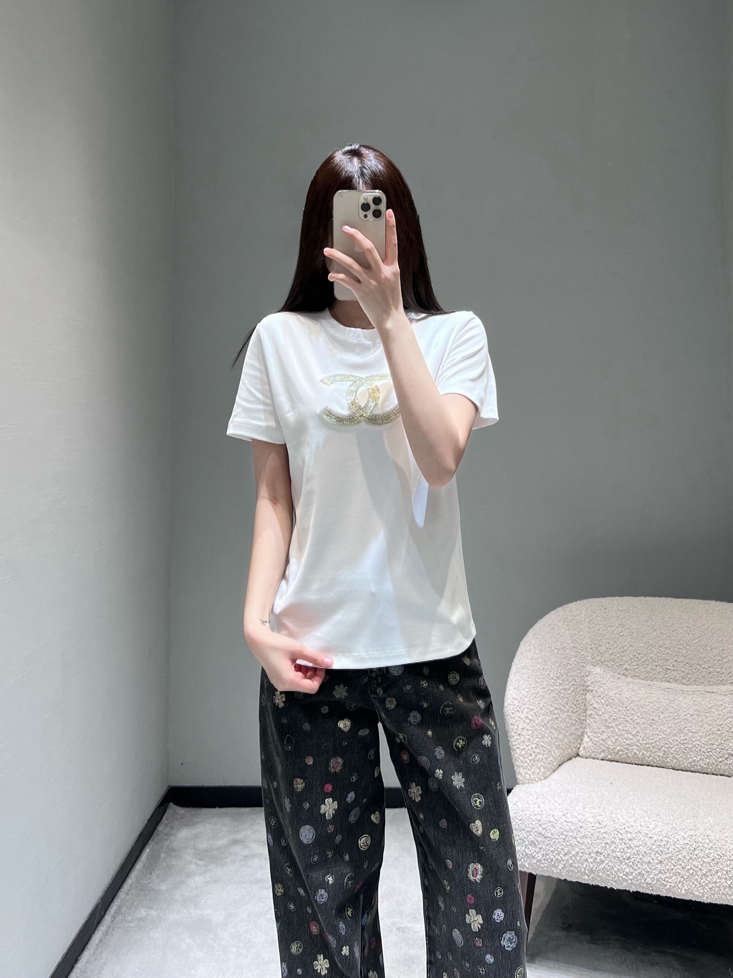 NO:732227,Chan*L 2026SS Early Spring New Product Series//Double C Rhinestone T-shirt The Double C Logo on the chest adopts handmade rhinestone technology. The rhinestones are closely arranged and have a delicate luster. They reflect a low-key and luxurious sparkling effect under different lights. A must-have and versatile item for the wardrobe. SML,,chanel,tees,t-shirt,19860909Chan*L 2026SS早春新品系列//双C烫钻T恤胸口处的双C Logo采用手工烫钻工艺,水钻排列紧密且光泽感细腻,在不同光线下折射出低调奢华的闪耀效果,衣柜必备百搭好物.SML,,chanel,tees，t-shirt,,Women's clothing