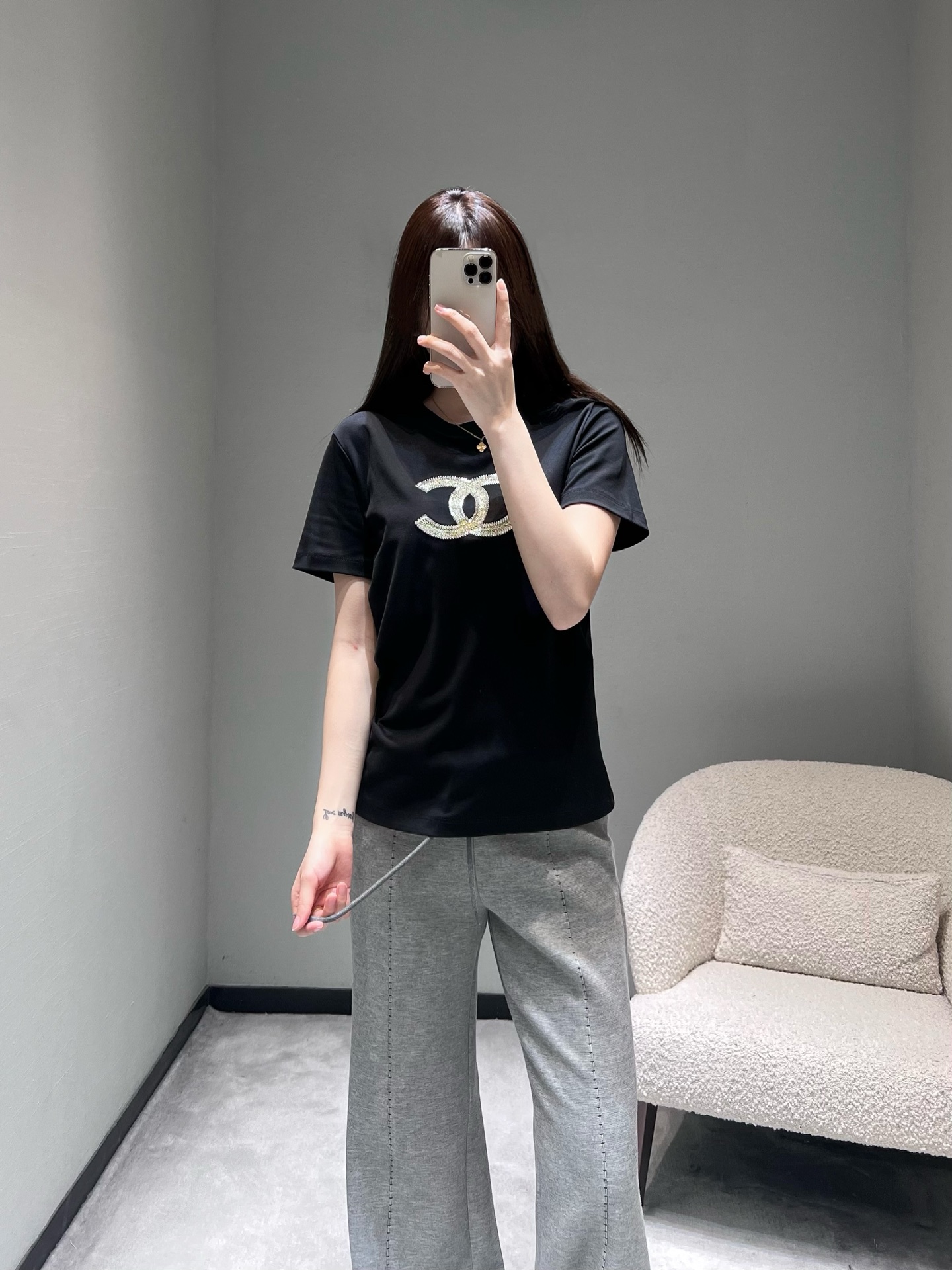 NO:732235,Chan*L 2026SS Early Spring New Product Series//Double C Rhinestone T-shirt The Double C Logo on the chest adopts handmade rhinestone technology. The rhinestones are closely arranged and have a delicate luster. They reflect a low-key and luxurious sparkling effect under different lights. A must-have and versatile item for the wardrobe. SML,,chanel,tees,t-shirt,19860909Chan*L 2026SS早春新品系列//双C烫钻T恤胸口处的双C Logo采用手工烫钻工艺,水钻排列紧密且光泽感细腻,在不同光线下折射出低调奢华的闪耀效果,衣柜必备百搭好物.SML,,chanel,tees，t-shirt,,Women's clothing