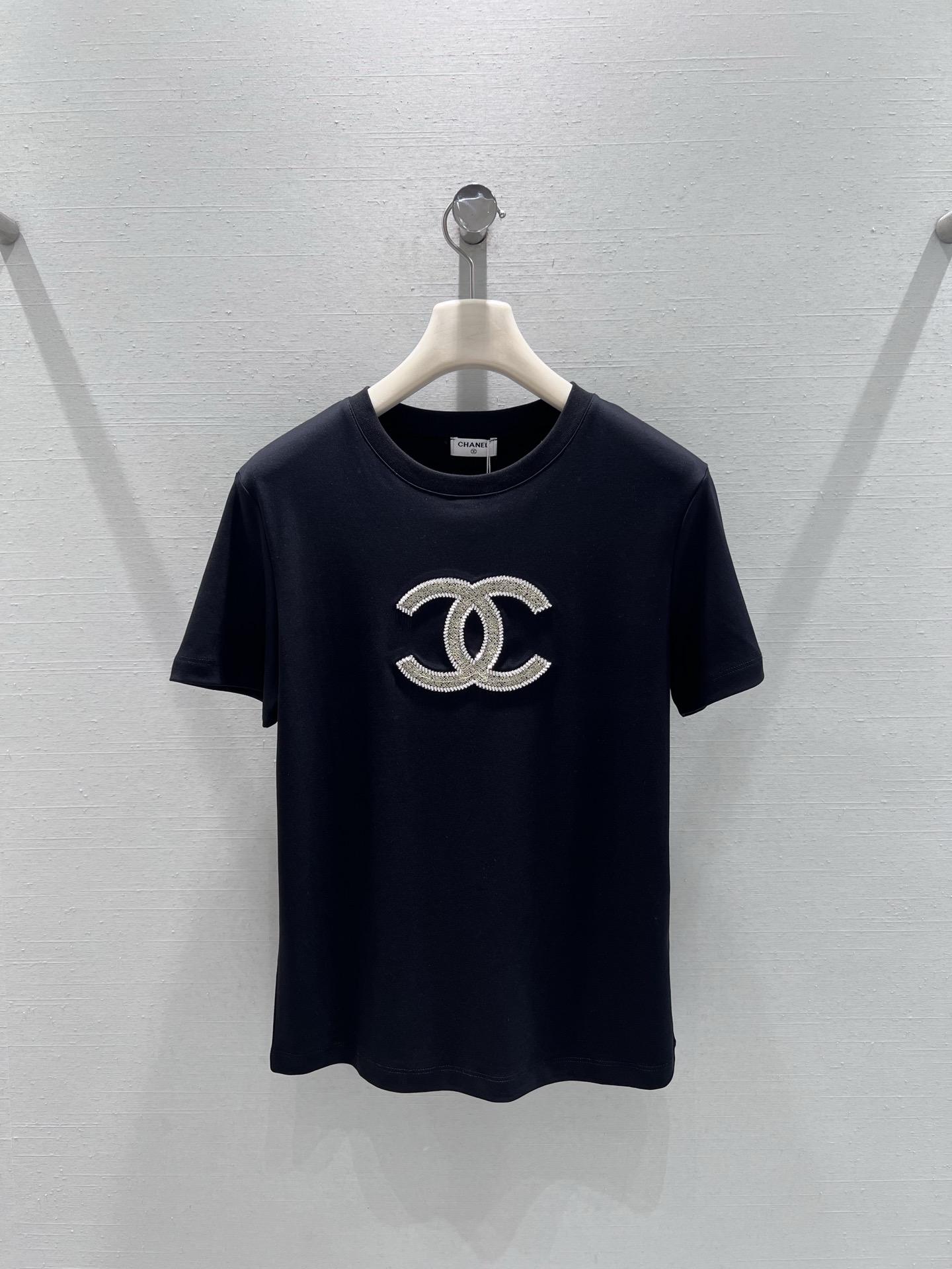 NO:732231,Support exchange Chan*L 2026SS early spring new product series // The Double C Logo on the chest of the Double C Rhinestone T-shirt is made of handmade rhinestones. The rhinestones are closely arranged and have a delicate luster. They reflect a low-key and luxurious sparkling effect under different lights. A must-have and versatile item for the wardrobe. SML real shot details, chanel, tees, t-shirt,19860909支持换款Chan*L 2026SS早春新品系列//双C烫钻T恤胸口处的双C Logo采用手工烫钻工艺,水钻排列紧密且光泽感细腻,在不同光线下折射出低调奢华的闪耀效果,衣柜必备百搭好物.SML实拍细节,,chanel,tees，t-shirt,,Women's clothing