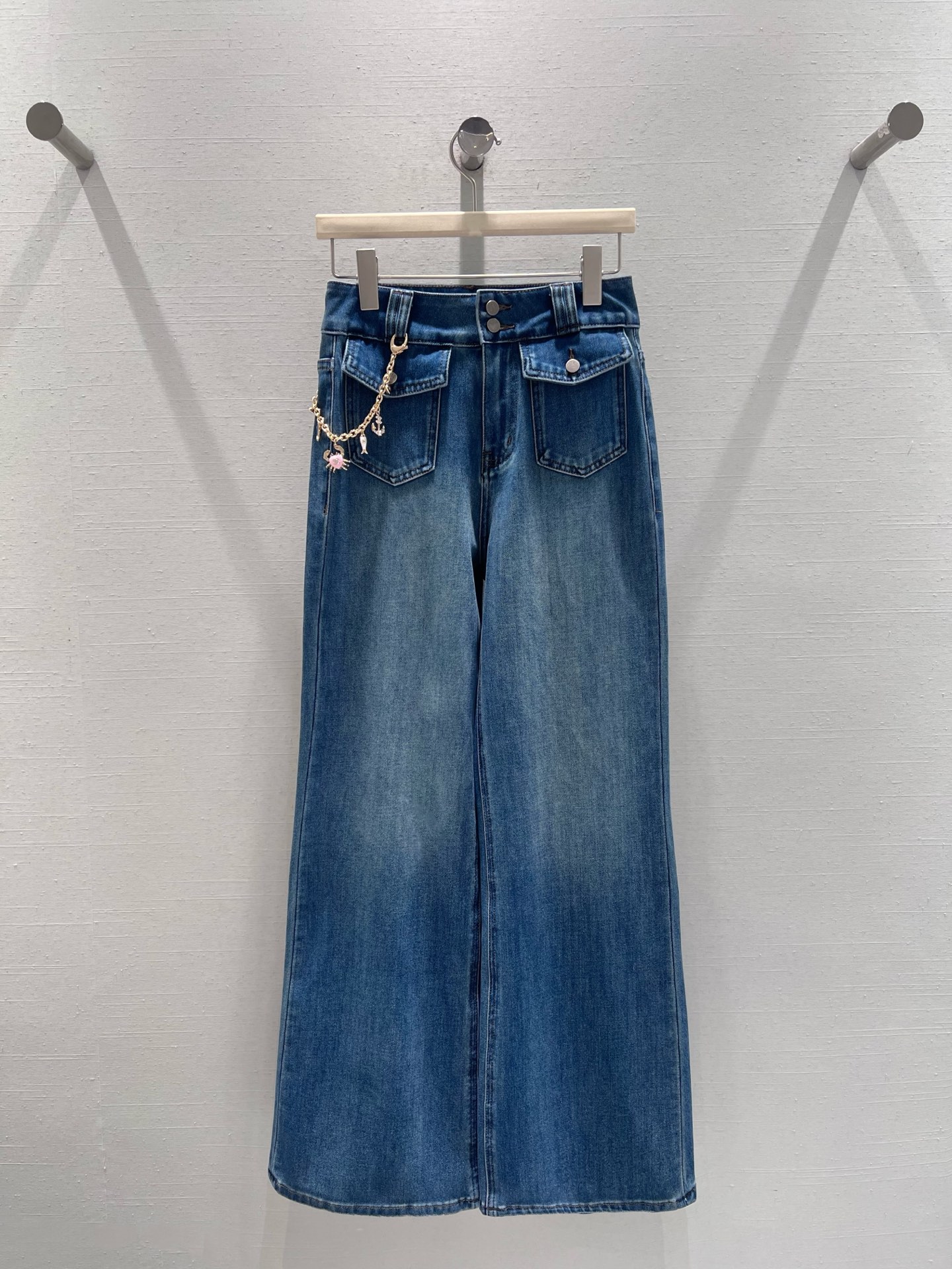 NO:732910,Supports exchange Chen*1 26SS new product series // Retro wide-leg jeans come with retro filters and are washed with enzymes to show a natural old blue tone. The waistband is matched with a pearl and metal splicing chain, embellished with exquisite pendants, showing low-key taste. SML real shot details,,jeans,19860909支持换款Chen*1 26SS新品系列//复古阔腿牛仔裤自带复古滤镜、经过酵素水洗工艺,呈现自然的做旧蓝调,腰头搭配珍珠与金属拼接链条,点缀着精致的吊坠,低调彰显品味.SML实拍细节,,jeans,,Women's clothing