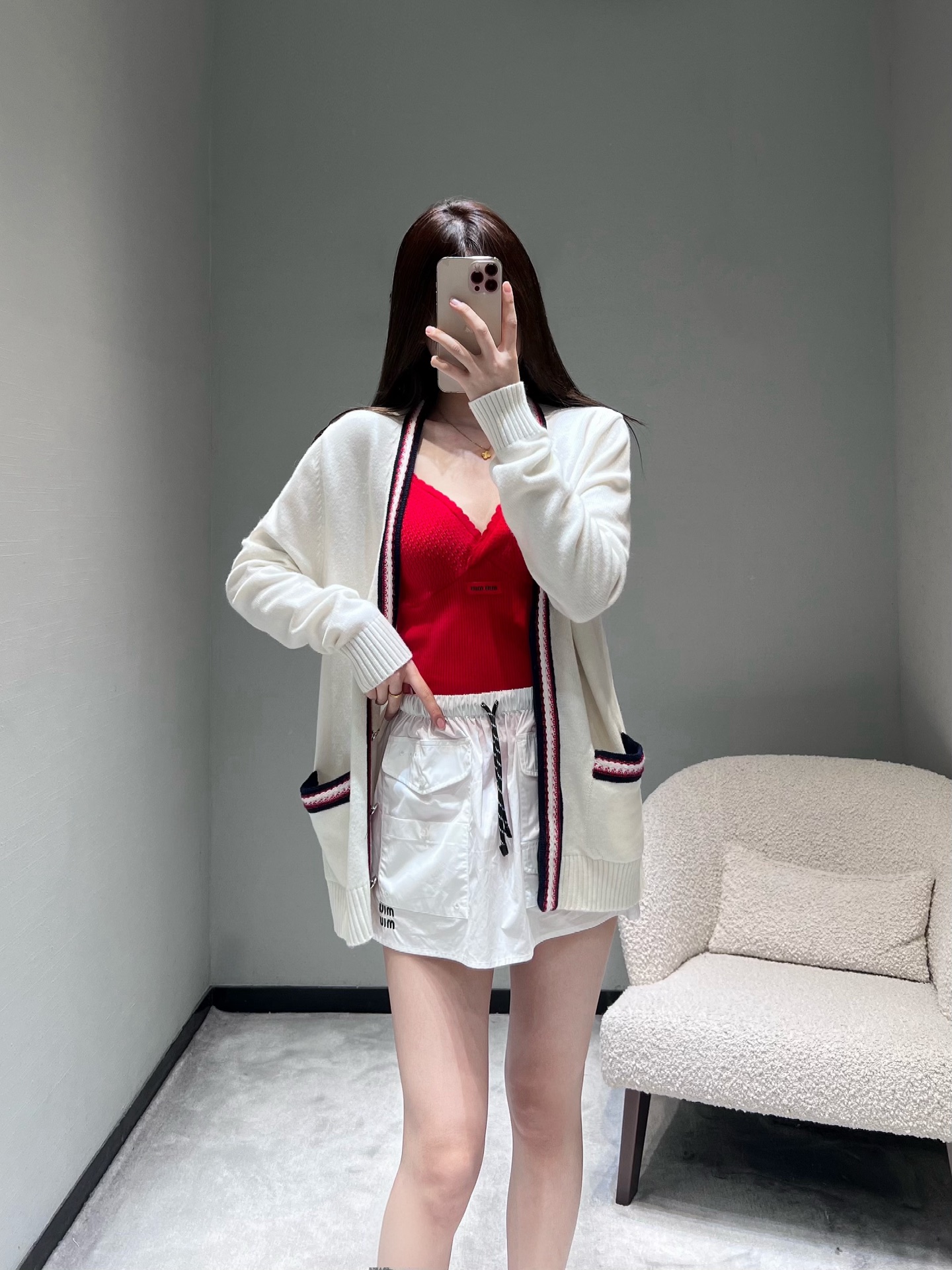 NO:732897,Chan*L 2026SS Early Spring New Product Series // The knitted cardigan body is designed with contrasting edges and classic colors, simple yet refined. The simple cardigan adds light luxury details. It adopts a buttonless placket design to create different dressing styles. SML,,chanel,19860909Chan*L 2026SS早春新品系列//针织开衫衣身撞色镶边设计,经典配色,简约又不失精致感,简约的开衫增添了轻奢细节.采用无扣的开襟设计,打造不同的穿搭风格.SML,,chanel,,Women's clothing