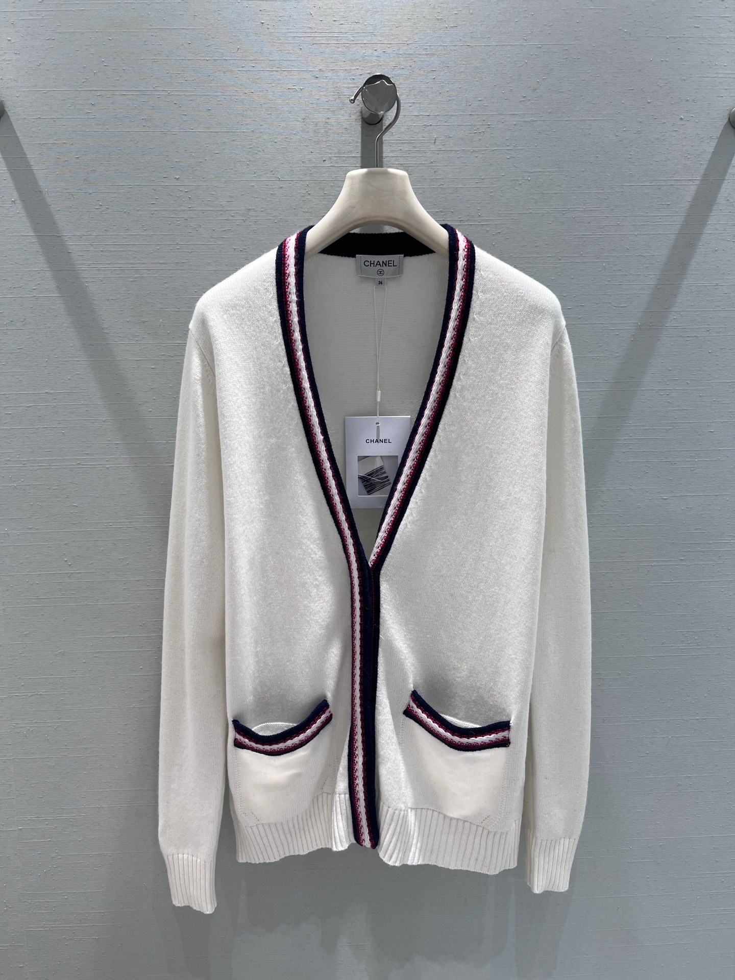 NO:732939,Support exchange Chan*L 2026SS early spring new product series // Knitted cardigan body with contrasting edge design, classic color matching, simple yet refined, simple cardigan adds light luxury details. Use buttonless placket design to create different dressing styles. SML real shot details,,chanel,19860909支持换款Chan*L 2026SS早春新品系列//针织开衫衣身撞色镶边设计,经典配色,简约又不失精致感,简约的开衫增添了轻奢细节.采用无扣的开襟设计,打造不同的穿搭风格.SML实拍细节,,chanel,,Women's clothing