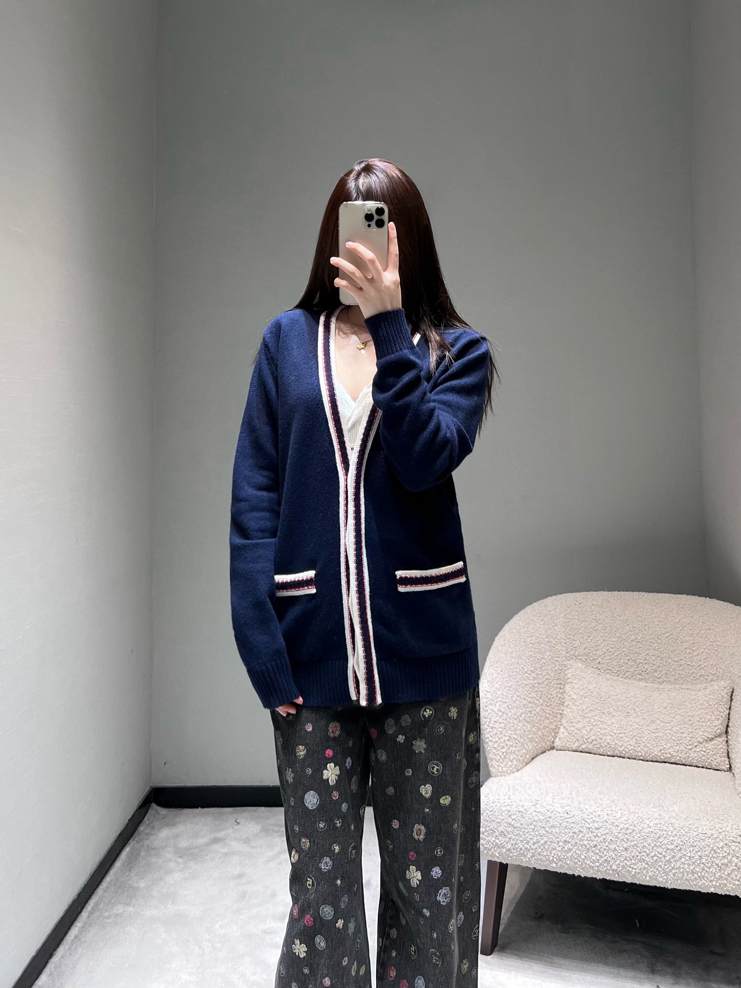 NO:732905,Chan*L 2026SS Early Spring New Product Series // The knitted cardigan body is designed with contrasting edges and classic colors, simple yet refined. The simple cardigan adds light luxury details. It adopts a buttonless placket design to create different dressing styles. SML,,chanel,19860909Chan*L 2026SS早春新品系列//针织开衫衣身撞色镶边设计,经典配色,简约又不失精致感,简约的开衫增添了轻奢细节.采用无扣的开襟设计,打造不同的穿搭风格.SML,,chanel,,Women's clothing