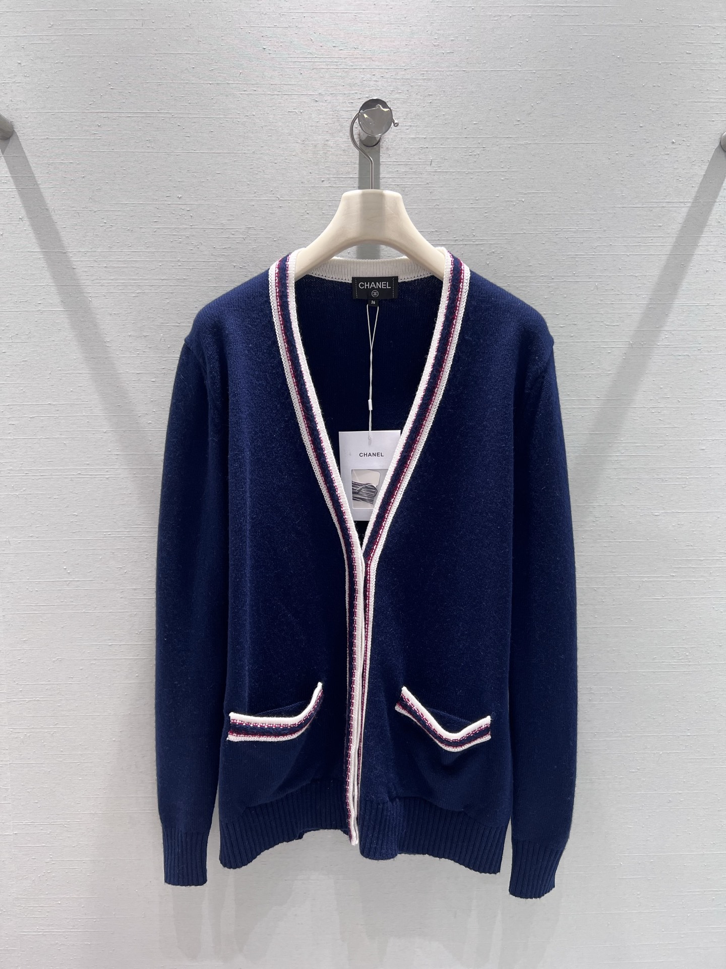 NO:732900,Support exchange Chan*L 2026SS early spring new product series // Knitted cardigan body with contrasting edge design, classic color matching, simple yet refined, simple cardigan adds light luxury details. Use buttonless placket design to create different dressing styles. SML real shot details,,chanel,19860909支持换款Chan*L 2026SS早春新品系列//针织开衫衣身撞色镶边设计,经典配色,简约又不失精致感,简约的开衫增添了轻奢细节.采用无扣的开襟设计,打造不同的穿搭风格.SML实拍细节,,chanel,,Women's clothing