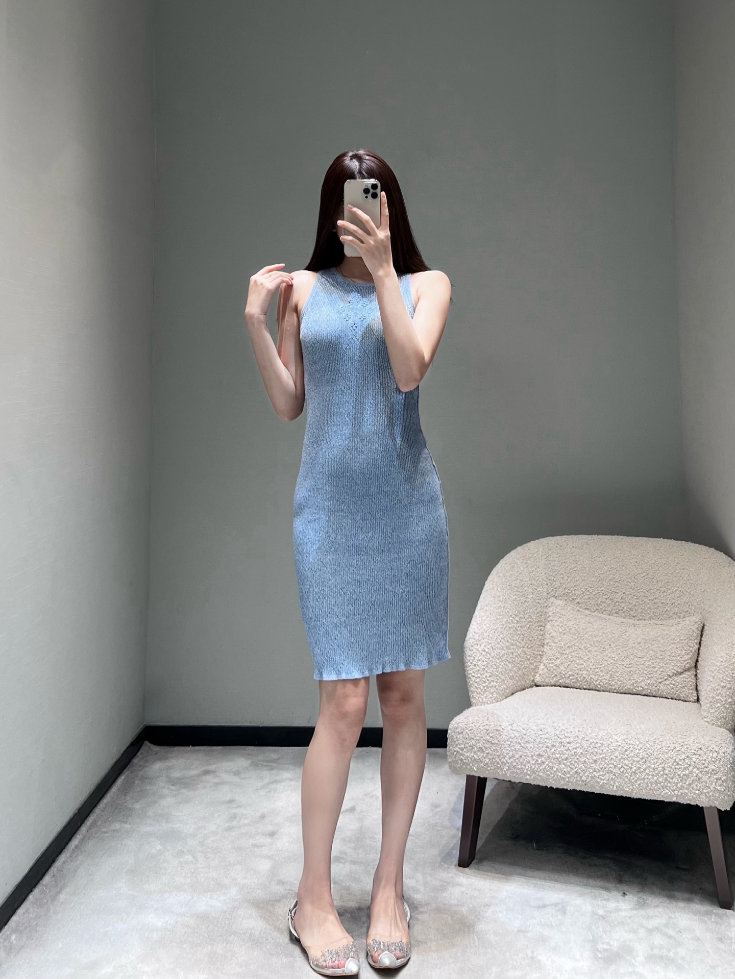 NO:732934,Chan*L 2026SS Early Spring New Product Series // Denim Blue Sleeveless Dress The low-saturation denim blue comes with a retro filter, the soft tones are not picky on skin tones, the rhombus textured jacquard hides iconic elements, the neat sleeveless cut, the version fits the body curve, and the lotus leaf hem adds casualness.SML,,chanel,skirts,19860909Chan*L 2026SS早春新品系列//牛仔蓝无袖连衣裙低饱和度的牛仔蓝自带复古滤镜,柔和色调不挑肤色,菱形织纹提花暗藏标志性元素,利落的无袖剪裁,版型贴合身形曲线,荷叶摆增添随性感.SML,,chanel,skirts,,Women's clothing