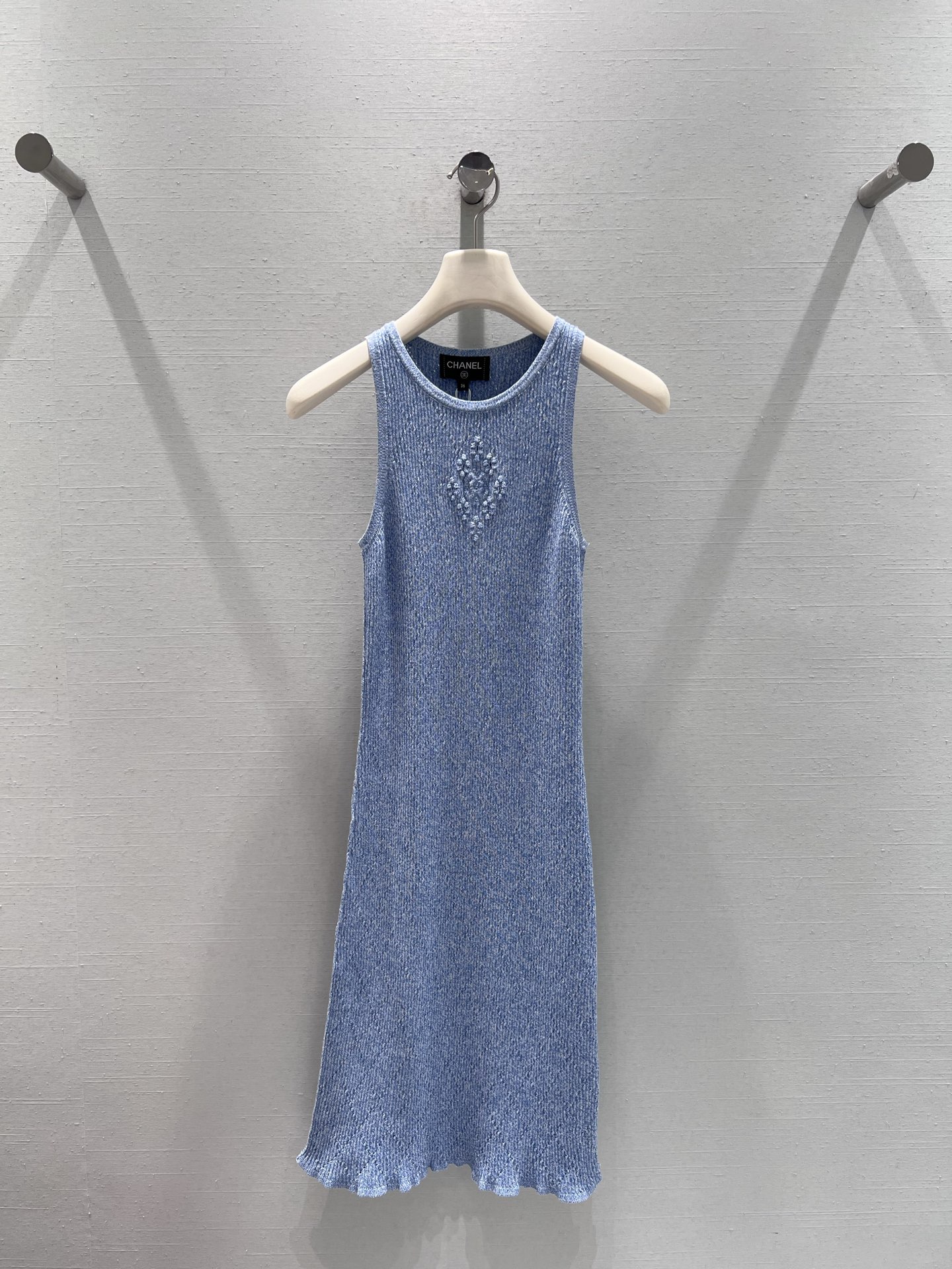 NO:732929,Support exchange Chan*L 2026SS early spring new product series // Denim blue sleeveless dress. The low-saturation denim blue comes with a retro filter. The soft tones are not picky on skin colors. The rhombus jacquard hides iconic elements. The neat sleeveless tailoring fits the body curve and the lotus leaf hem adds casualness. SML real shot details, chanel, skirts,19860909支持换款Chan*L 2026SS早春新品系列//牛仔蓝无袖连衣裙低饱和度的牛仔蓝自带复古滤镜,柔和色调不挑肤色,菱形织纹提花暗藏标志性元素,利落的无袖剪裁,版型贴合身形曲线,荷叶摆增添随性感.SML实拍细节,,chanel,skirts,,Women's clothing