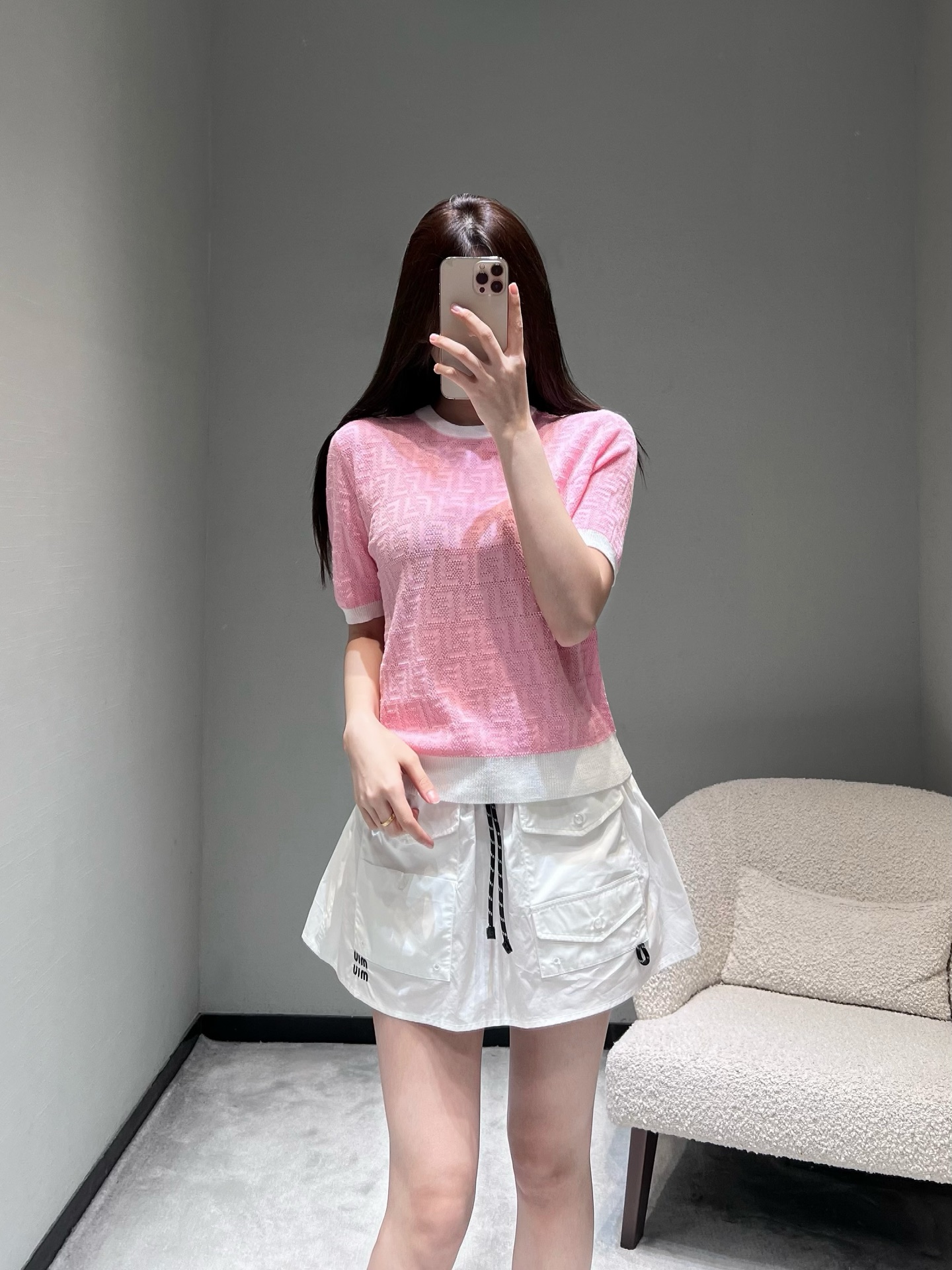 NO:732924,Fend*2026SS early spring new product series // Contrast color short-sleeved sweater. The soft cherry blossom pink main tone brings a gentle atmosphere. The white rib contrast adds a sense of layering and looks fresher and younger. The knitting jacquard technology presents a delicate concave and convex texture and reflects a natural luster under the light. SML,, fendi, T-shirt,19860909Fend*2026SS早春新品系列//撞色短袖针织衫柔和的樱花粉主调自带温柔氛围感,白色罗纹撞色,增添层次感,更显清新减龄.针织提花工艺,呈现细腻的凹凸肌理,在光线下折射出自然的光泽感.SML,,fendi,T-shirt,,Women's clothing