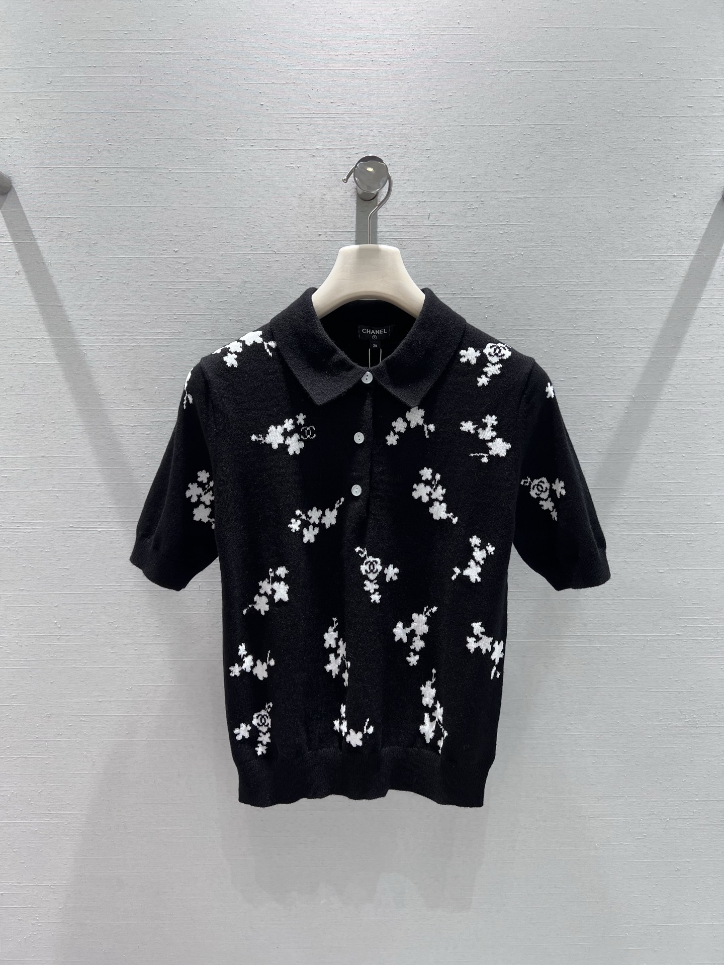 NO:732909,Support exchange Chan*L 2026SS early spring new product series //Black and white floral Polo collar sweater. Black and white color matching meets romantic floral jacquard, which perfectly combines French elegance and spring romance. Neat lapel design, button embellishment details at the neckline SML real shot details,,chanel,19860909支持换款Chan*L 2026SS早春新品系列//黑白碎花Polo领针织衫黑白配色邂逅浪漫碎花提花,将法式优雅与春日浪漫完美融合.利落的翻领设计,领口处的纽扣点缀细节 SML实拍细节,,chanel,,Women's clothing