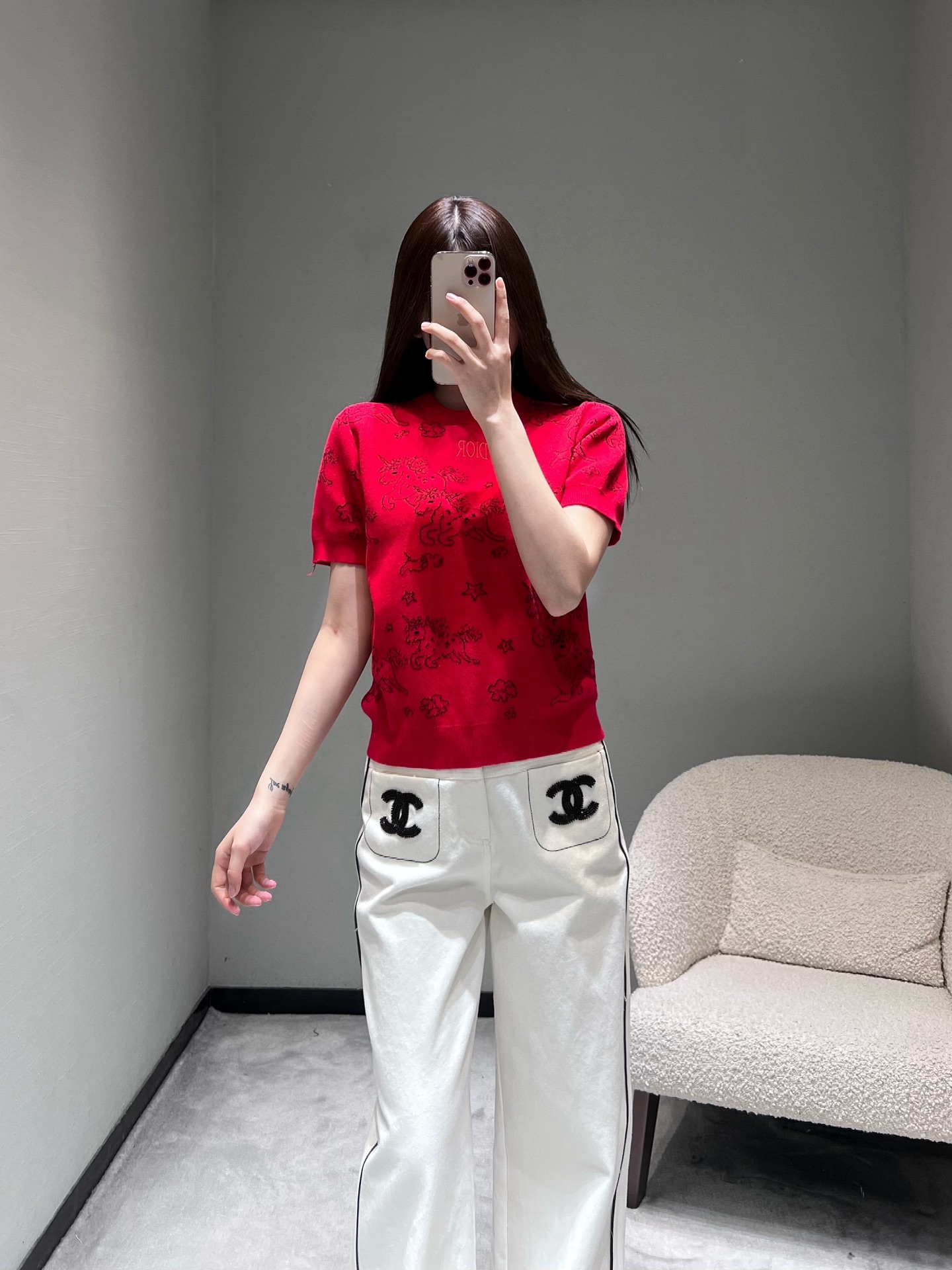 NO:732904,DIO*26SS early spring new product series // Jacquard short-sleeved sweater with high saturation red as the background color, full-length pony jacquard meandering and intertwined, injecting French romantic exquisite details into the warmth, full of visual impact, a touch of hot red. SML,, dior, T-shirt,19860909DIO*26SS早春新品系列//提花短袖针织衫高饱和度正红作为底色,满幅小马提花蜿蜒交织,在热烈中注入法式浪漫的精致细节,视觉冲击力十足,一抹炽热正红.SML,,dior,T-shirt,,Women's clothing