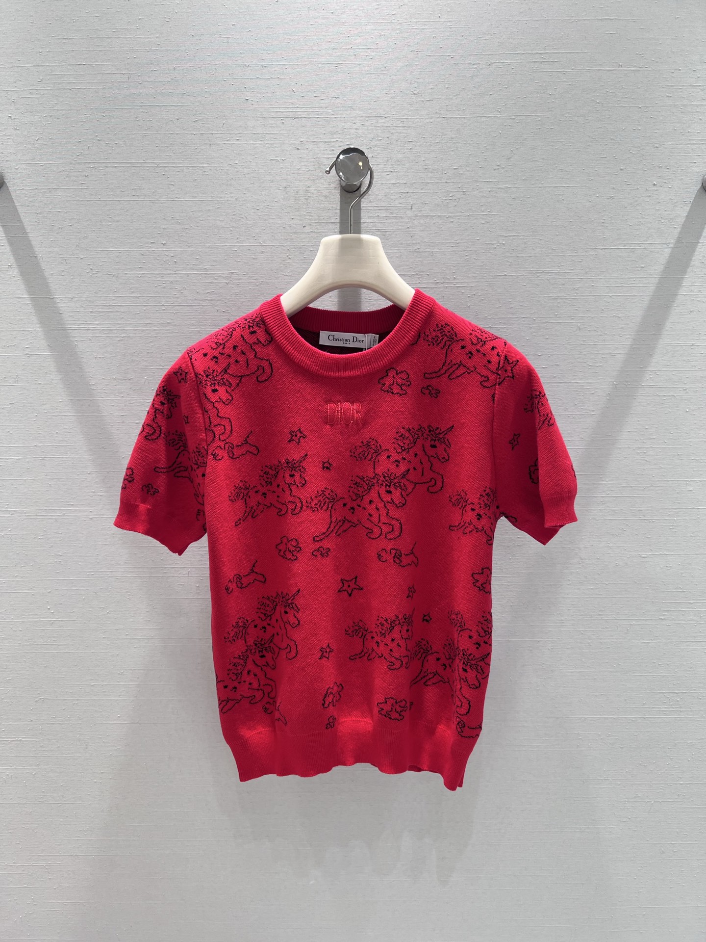 NO:732899,Supports replacement of DIO*26SS early spring new product series // Jacquard short-sleeved sweater with high saturation and true red as the background color, full-length pony jacquard meandering and intertwined, injecting French romantic exquisite details into the warmth, full of visual impact, a touch of hot red. SML real shot details, dior, T-shirt,19860909支持换款DIO*26SS早春新品系列//提花短袖针织衫高饱和度正红作为底色,满幅小马提花蜿蜒交织,在热烈中注入法式浪漫的精致细节,视觉冲击力十足,一抹炽热正红.SML实拍细节,,dior,T-shirt,,Women's clothing