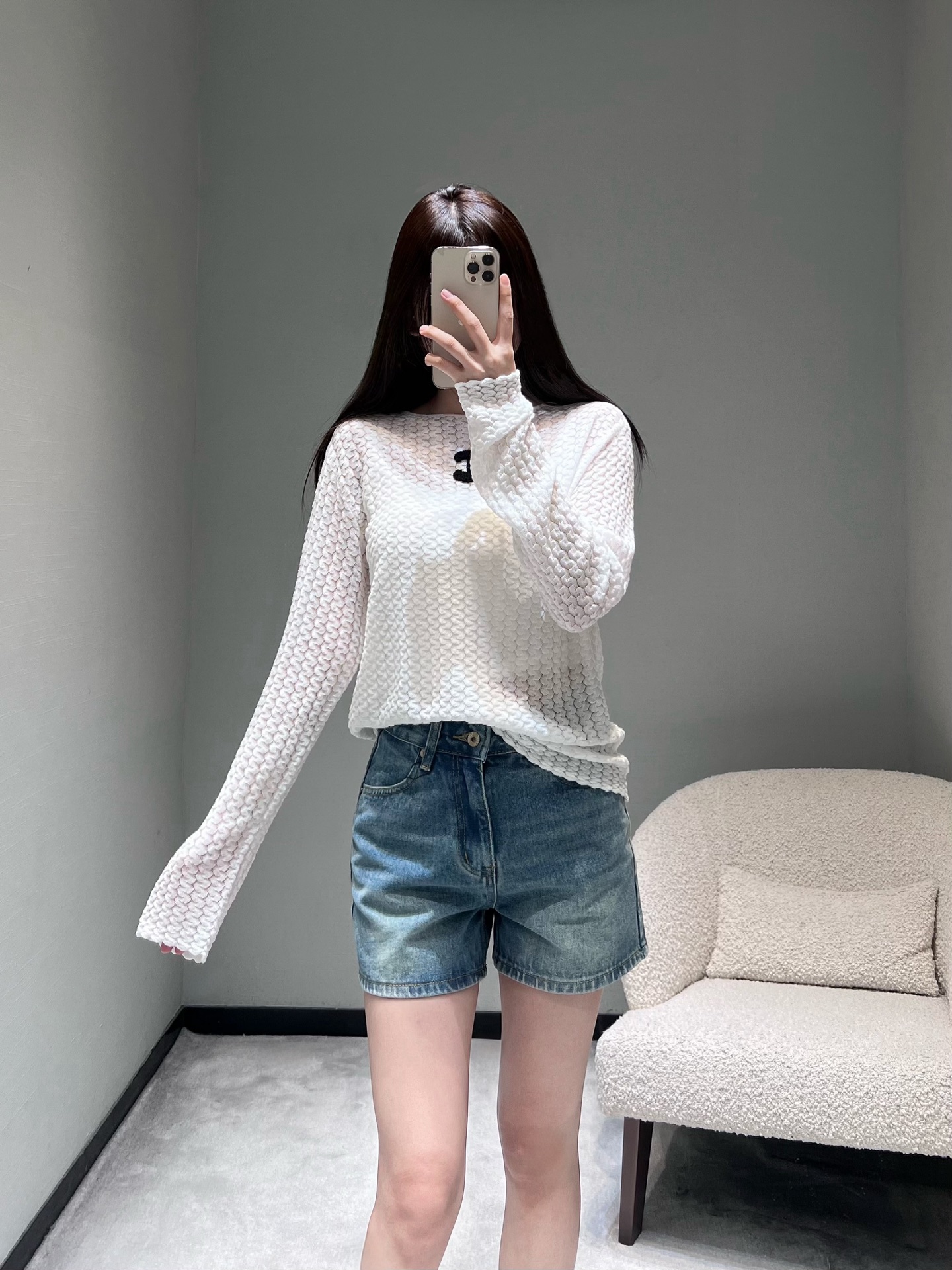 NO:733660,Chan*L 2026SS Early Spring New Product Series // Double C logo knitwear is lazy and high-end, creating a relaxed atmosphere. The chest is decorated with three-dimensional flocking Double C logo. It uses a special weaving process to form a full concave and convex texture. It has a matte high-end texture, letting the basic style bid farewell to monotony. SML,,chanel,19860909Chan*L 2026SS早春新品系列//双C标识针织衫慵懒高级,打造松弛氛围感胸口处点缀立体植绒双C标识,采用特殊编织工艺,形成饱满的凹凸纹理,自带哑光高级质感,让基础款告别单调.SML,,chanel,,Women's clothing