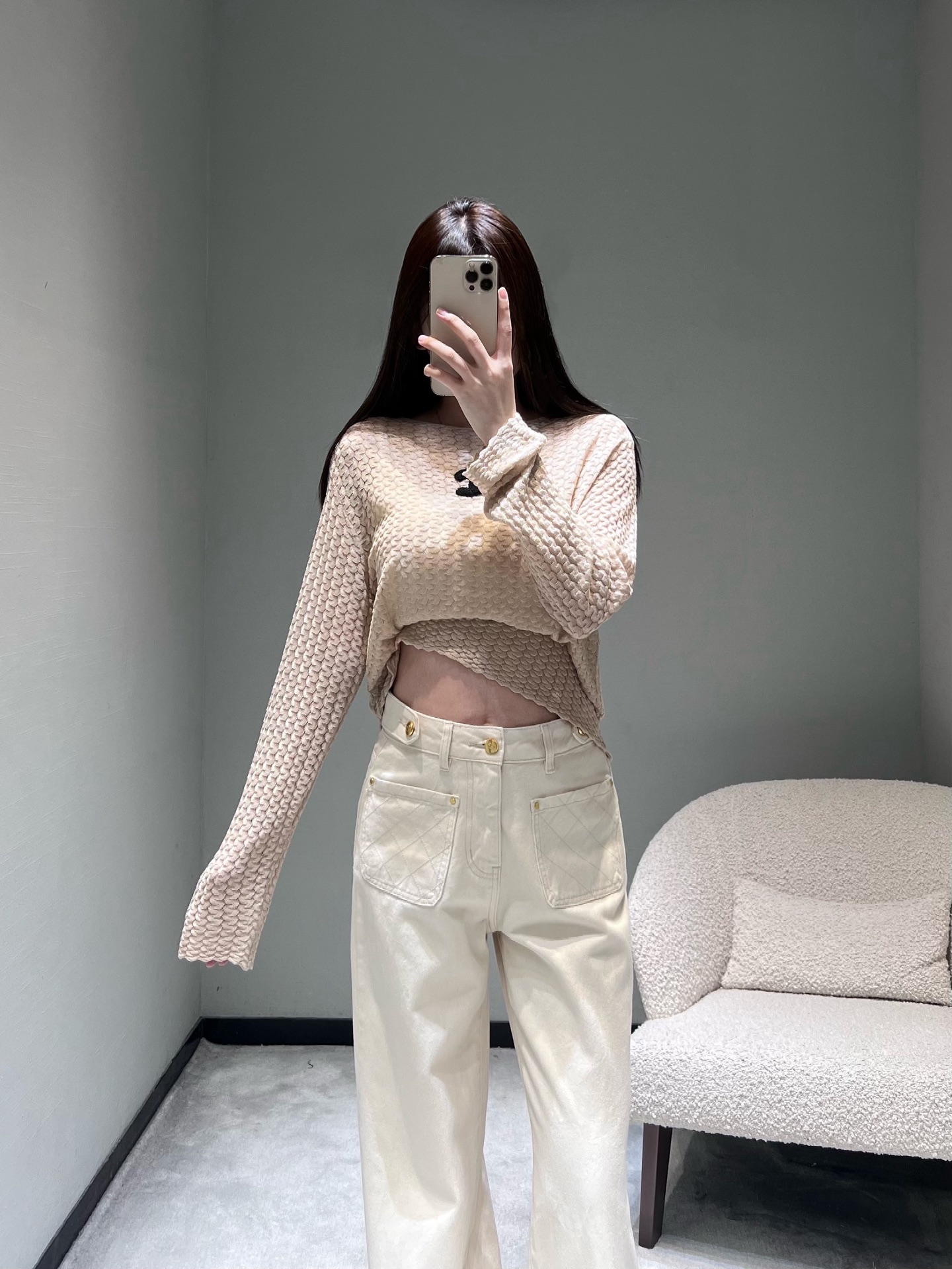 NO:733669,Chan*L 2026SS Early Spring New Product Series // Double C logo knitwear is lazy and high-end, creating a relaxed atmosphere. The chest is decorated with three-dimensional flocking Double C logo. It uses a special weaving process to form a full concave and convex texture. It has a matte high-end texture, letting the basic style bid farewell to monotony. SML,,chanel,19860909Chan*L 2026SS早春新品系列//双C标识针织衫慵懒高级,打造松弛氛围感胸口处点缀立体植绒双C标识,采用特殊编织工艺,形成饱满的凹凸纹理,自带哑光高级质感,让基础款告别单调.SML,,chanel,,Women's clothing