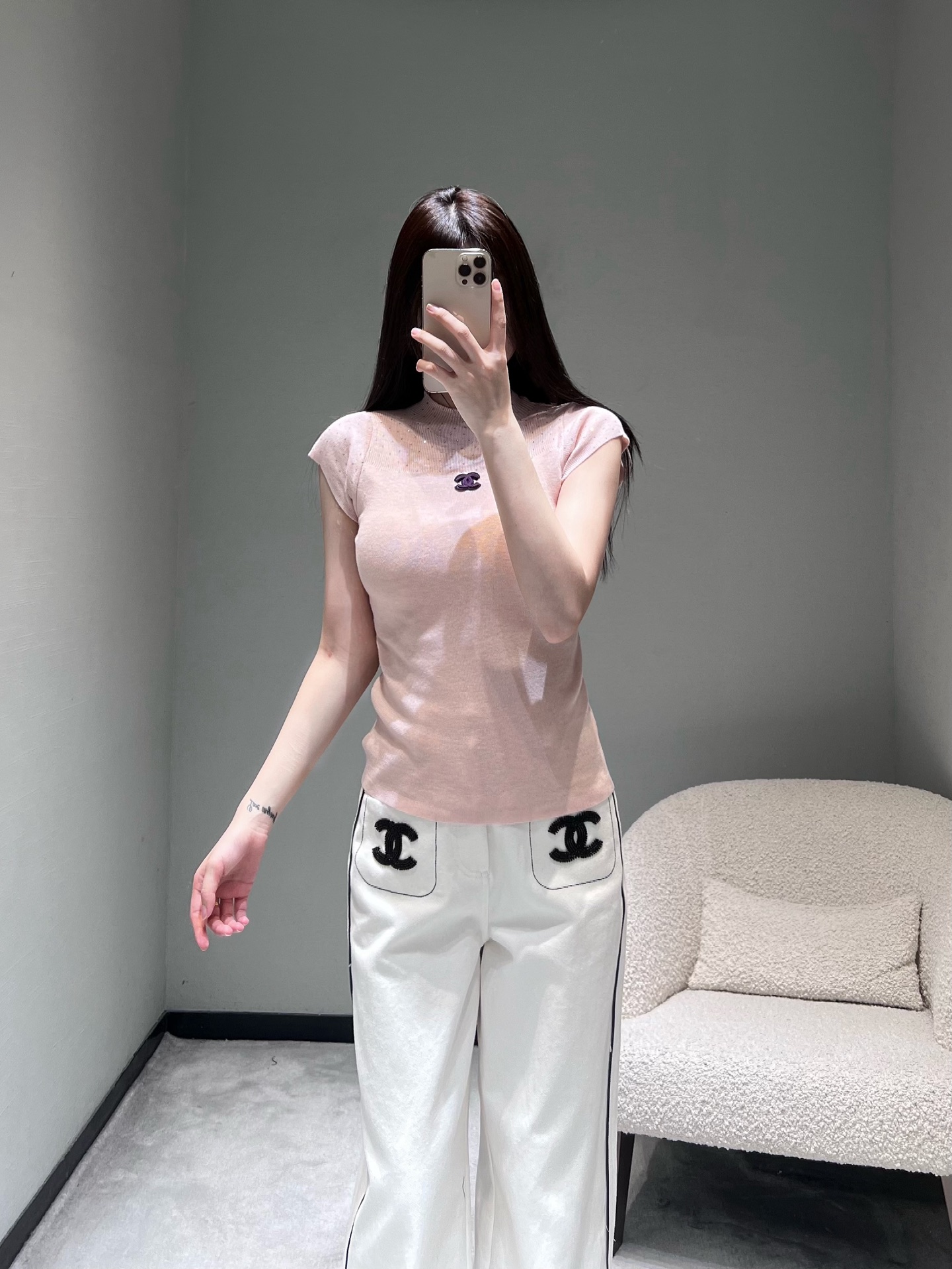 NO:733677,Chan*L 2026SS Early Spring New Product Series // A matte black Double C badge is embellished on the chest of the dot diamond half-high collar knitted vest, which is a low-key finishing touch on a soft pink base. The light pink base is blended with fine glitter pink diamond yarn, which presents a delicate pearlescent feeling under natural light. The elegant half-high collar, small flying sleeve design reveals slender arms, and is layered with the ceiling in early spring. SML,,chanel,19860909Chan*L 2026SS早春新品系列//点钻半高领针织马甲胸口点缀一枚哑光黑双C徽章,在柔粉底色上低调点睛,浅粉基底融入细闪粉钻纱线,在自然光下呈现细腻珠光感.优雅半高领,小飞袖设计露出纤细手臂,早春叠穿天花板.SML,,chanel,,Women's clothing