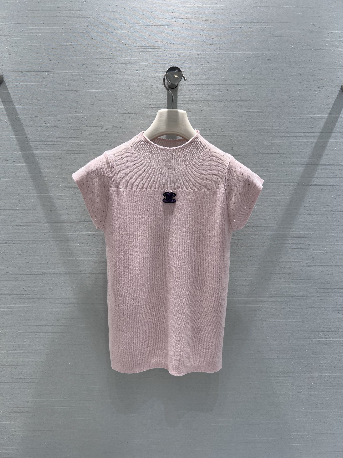 NO:733673,Support exchange Chan*L 2026SS early spring new product series // Dot diamond half turtleneck knitted vest is embellished with a matte black double C badge on the chest, which is a low-key finishing touch on the soft pink base. The light pink base is blended with fine glitter pink diamond yarn, showing a delicate pearlescent feeling under natural light. Elegant half turtleneck, small flying sleeve design reveals slender arms, and is stacked on the ceiling in early spring. SML real shot details,,chanel,19860909支持换款Chan*L 2026SS早春新品系列//点钻半高领针织马甲胸口点缀一枚哑光黑双C徽章,在柔粉底色上低调点睛,浅粉基底融入细闪粉钻纱线,在自然光下呈现细腻珠光感.优雅半高领,小飞袖设计露出纤细手臂,早春叠穿天花板.SML实拍细节,,chanel,,Women's clothing