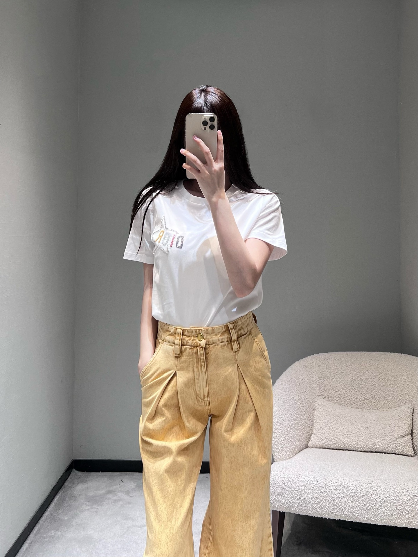 NO:733685,DIO*26SS early spring new product series // Star letter short-sleeved T-shirt uses hand-drilling technology to outline the outline of a five-pointed star on the chest, with embedded letter logo, and colorful contrasting design to break the monotony. It is a low-key choice for luxury and minimalist texture. SML,, dior, T-shirt, tees, t-shirt,19860909DIO*26SS早春新品系列//星标字母短袖T恤胸前以手工钉钻工艺勾勒出五角星轮廓,内嵌字母标识,彩色撞色设计打破单调,低调中透出奢华质感、极简质感之选.SML,,dior,T-shirt,tees，t-shirt,,Women's clothing