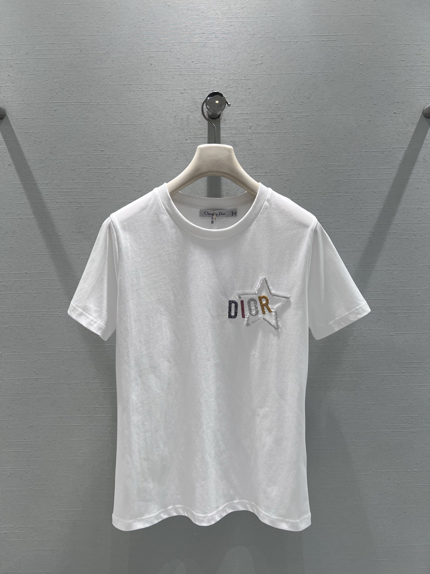 NO:733681,Support exchange of DIO*26SS early spring new product series // Star logo short-sleeved T-shirt uses hand-drilling technology to outline the outline of a five-pointed star on the chest, with embedded letter logo, and colorful contrasting design to break the monotony. It is a low-key choice with luxurious texture and minimalist texture. SML real shot details, dior, T-shirt, tees, t-shirt,19860909支持换款DIO*26SS早春新品系列//星标字母短袖T恤胸前以手工钉钻工艺勾勒出五角星轮廓,内嵌字母标识,彩色撞色设计打破单调,低调中透出奢华质感、极简质感之选.SML实拍细节,,dior,T-shirt,tees，t-shirt,,Women's clothing