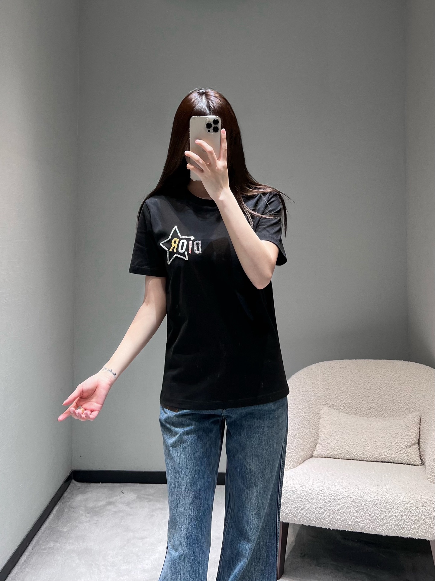 NO:733651,DIO*26SS early spring new product series // Star letter short-sleeved T-shirt uses hand-drilling technology to outline the outline of a five-pointed star on the chest, with embedded letter logo, and colorful contrasting design to break the monotony. It is a low-key choice for luxury and minimalist texture. SML,, dior, T-shirt, tees, t-shirt,19860909DIO*26SS早春新品系列//星标字母短袖T恤胸前以手工钉钻工艺勾勒出五角星轮廓,内嵌字母标识,彩色撞色设计打破单调,低调中透出奢华质感、极简质感之选.SML,,dior,T-shirt,tees，t-shirt,,Women's clothing