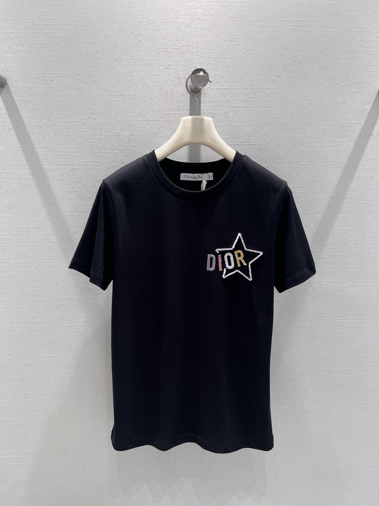 NO:733688,Support exchange of DIO*26SS early spring new product series // Star logo short-sleeved T-shirt uses hand-drilling technology to outline the outline of a five-pointed star on the chest, with embedded letter logo, and colorful contrasting design to break the monotony. It is a low-key choice with luxurious texture and minimalist texture. SML real shot details, dior, T-shirt, tees, t-shirt,19860909支持换款DIO*26SS早春新品系列//星标字母短袖T恤胸前以手工钉钻工艺勾勒出五角星轮廓,内嵌字母标识,彩色撞色设计打破单调,低调中透出奢华质感、极简质感之选.SML实拍细节,,dior,T-shirt,tees，t-shirt,,Women's clothing