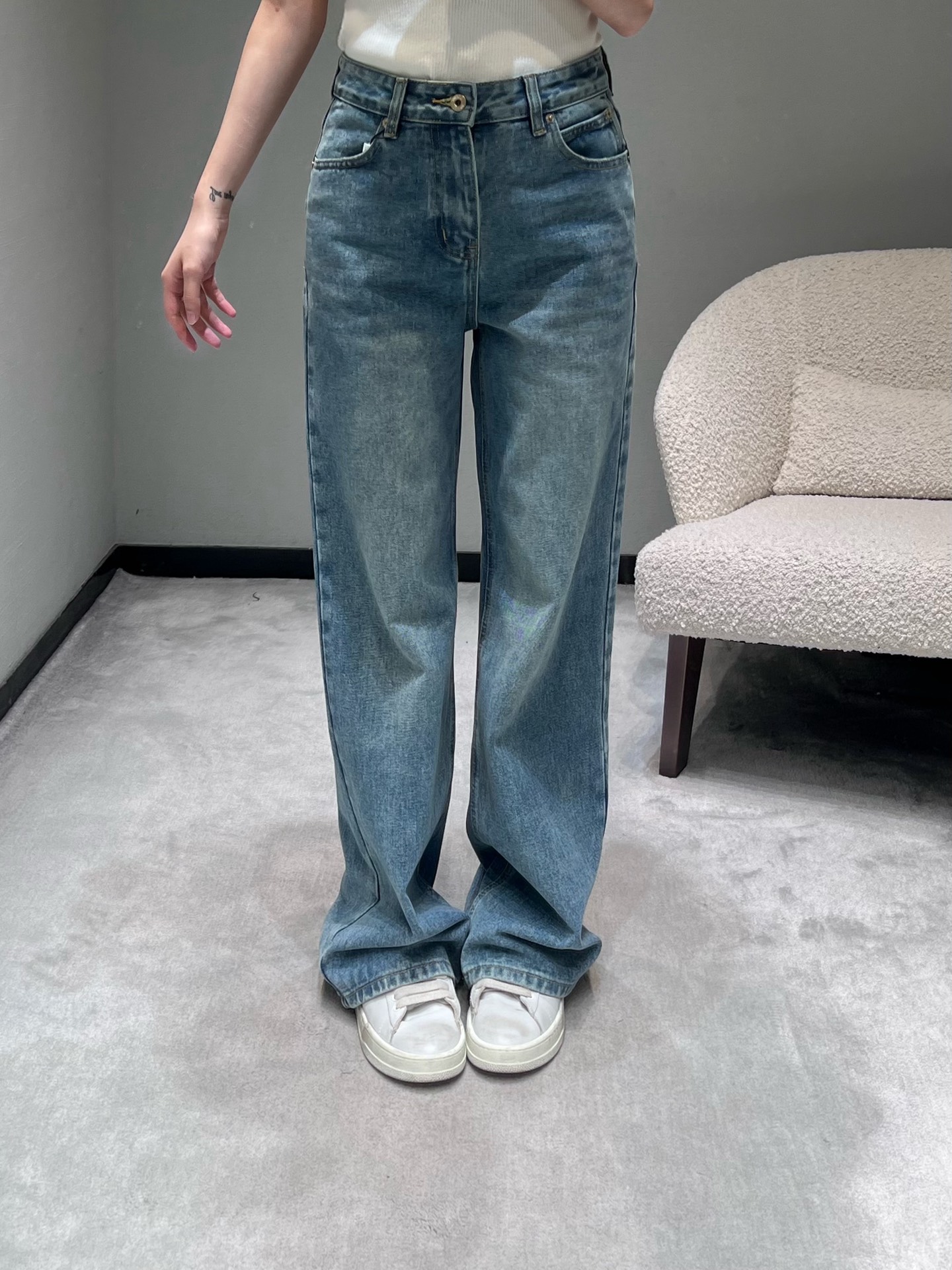 NO:733661,LOEW*2026SS Early spring new product series // Retro high-waisted denim trousers with high-waisted tailoring design, using heavy washed denim fabric, which has both stiffness and softness. After multiple stone-washing and distressing processes, it presents a natural snowflake texture and rich blue and white gradient, with a retro atmosphere. SML,, loewe,19860909LOEW*2026SS 早春新品系列//复古高腰牛仔长裤高腰剪裁设计、选用重磅水洗牛仔面料,兼具挺括感与柔软度,经过多重石磨做旧工艺,呈现出自然的雪花纹理和层次丰富的蓝白渐变,自带复古氛围感.SML,,loewe,,Women's clothing