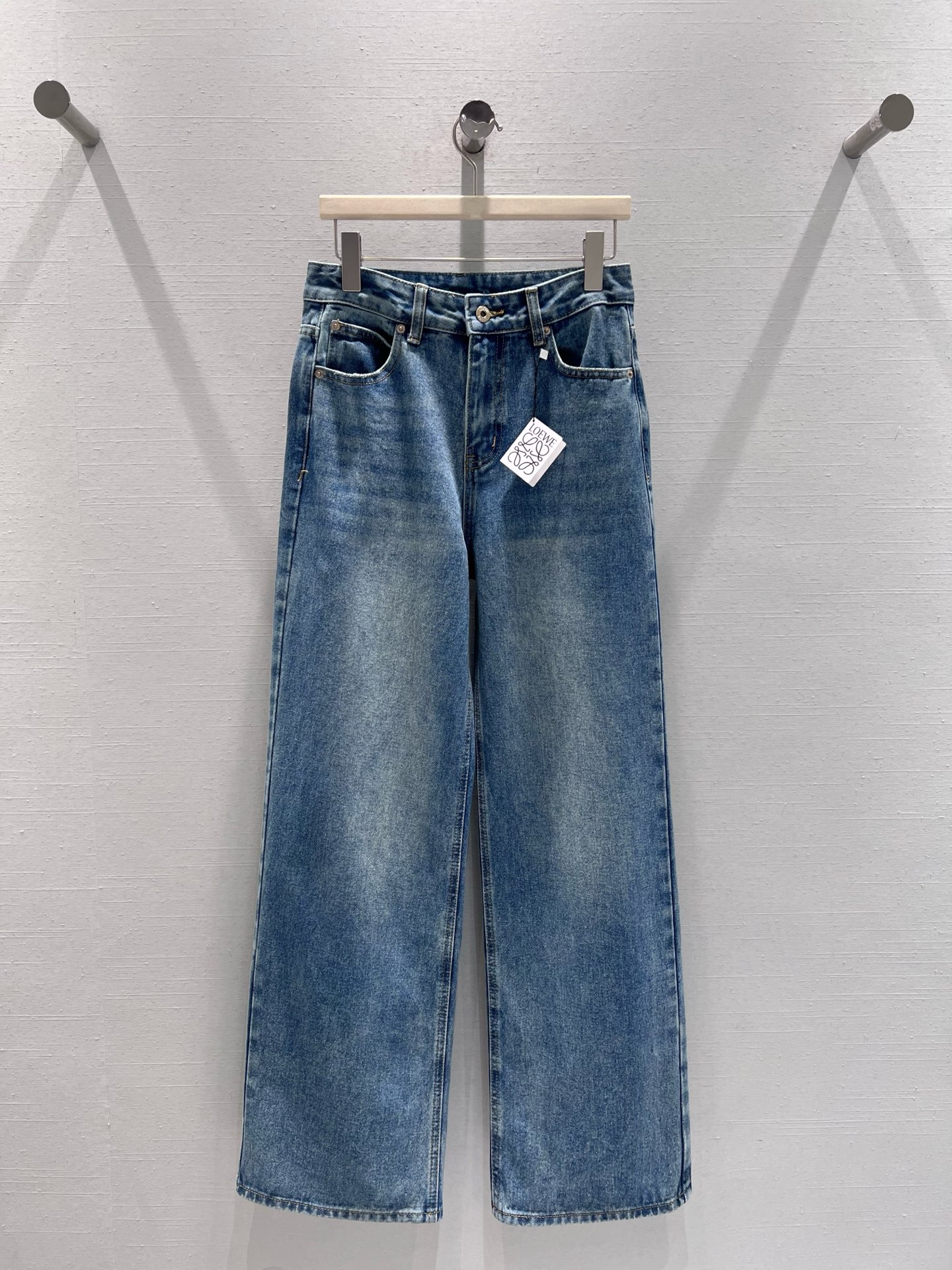 NO:733656,Supports replacement of LOEW*2026SS early spring new product series // Retro high-waisted denim trousers with high-waisted tailoring design, using heavy-weight washed denim fabric, which has both stiffness and softness. After multiple stone-washing and distressing processes, it presents a natural snowflake texture and rich blue-white gradient, with a retro atmosphere. SML real shot details,, loewe,19860909支持换款LOEW*2026SS 早春新品系列//复古高腰牛仔长裤高腰剪裁设计、选用重磅水洗牛仔面料,兼具挺括感与柔软度,经过多重石磨做旧工艺,呈现出自然的雪花纹理和层次丰富的蓝白渐变,自带复古氛围感.SML实拍细节,,loewe,,Women's clothing