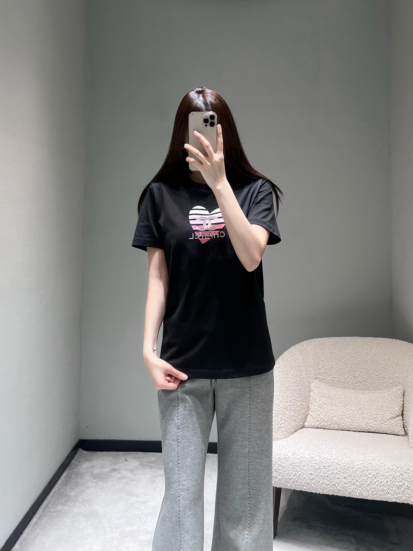 NO:733670,Chan*L 2026SS early spring new product series //Pink diamond love short-sleeved T-shirt uses gradient pink diamonds and black and white diamonds on the chest to outline the outline of a full love, with embedded letter logo. The pink tone collides with a unique sweet and cool temperament, a romantic logo, and is a must-have for the wardrobe with both sweet and cool. SML,,chanel,T-shirt,tees,t-shirt,19860909Chan*L 2026SS早春新品系列//粉钻爱心短袖T恤胸前以渐变粉钻与黑白钻交错勾勒出饱满爱心轮廓,内嵌字母logo标识,粉调碰撞出独特甜酷气质,浪漫标识,甜酷兼备的衣橱刚需.SML,,chanel,T-shirt,tees，t-shirt,,Women's clothing