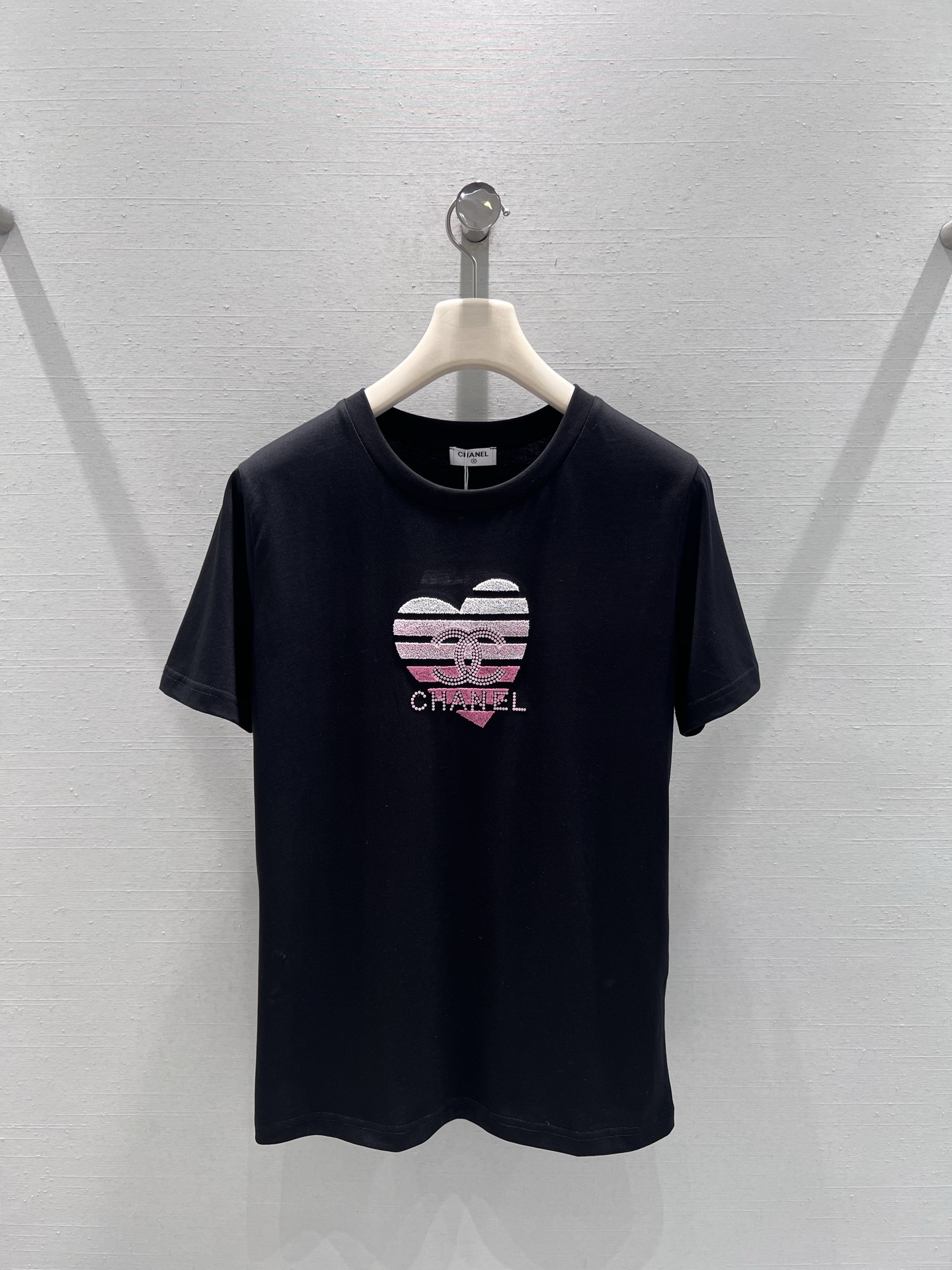 NO:733666,Support exchange Chan*L 2026SS early spring new product series //Pink diamond love short-sleeved T-shirt. The chest is interlaced with gradient pink diamonds and black and white diamonds to outline a full love outline. The letter logo is embedded. The pink tone collides with a unique sweet and cool temperament, a romantic logo, and is a must-have for both sweet and cool wardrobe. SML real shot details, chanel, T-shirt, tees, t-shirt,19860909支持换款Chan*L 2026SS早春新品系列//粉钻爱心短袖T恤胸前以渐变粉钻与黑白钻交错勾勒出饱满爱心轮廓,内嵌字母logo标识,粉调碰撞出独特甜酷气质,浪漫标识,甜酷兼备的衣橱刚需.SML实拍细节,,chanel,T-shirt,tees，t-shirt,,Women's clothing