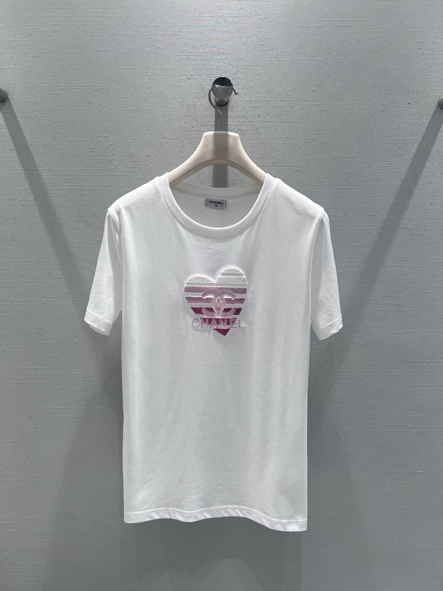 NO:733674,Support exchange Chan*L 2026SS early spring new product series //Pink diamond love short-sleeved T-shirt. The chest is interlaced with gradient pink diamonds and black and white diamonds to outline a full love outline. The letter logo is embedded. The pink tone collides with a unique sweet and cool temperament, a romantic logo, and is a must-have for both sweet and cool wardrobe. SML real shot details,,chanel,T-shirt,tees,t-shirt,19860909支持换款Chan*L 2026SS早春新品系列//粉钻爱心短袖T恤胸前以渐变粉钻与黑白钻交错勾勒出饱满爱心轮廓,内嵌字母logo标识,粉调碰撞出独特甜酷气质,浪漫标识,甜酷兼备的衣橱刚需.SML 实拍细节,,chanel,T-shirt,tees，t-shirt,,Women's clothing