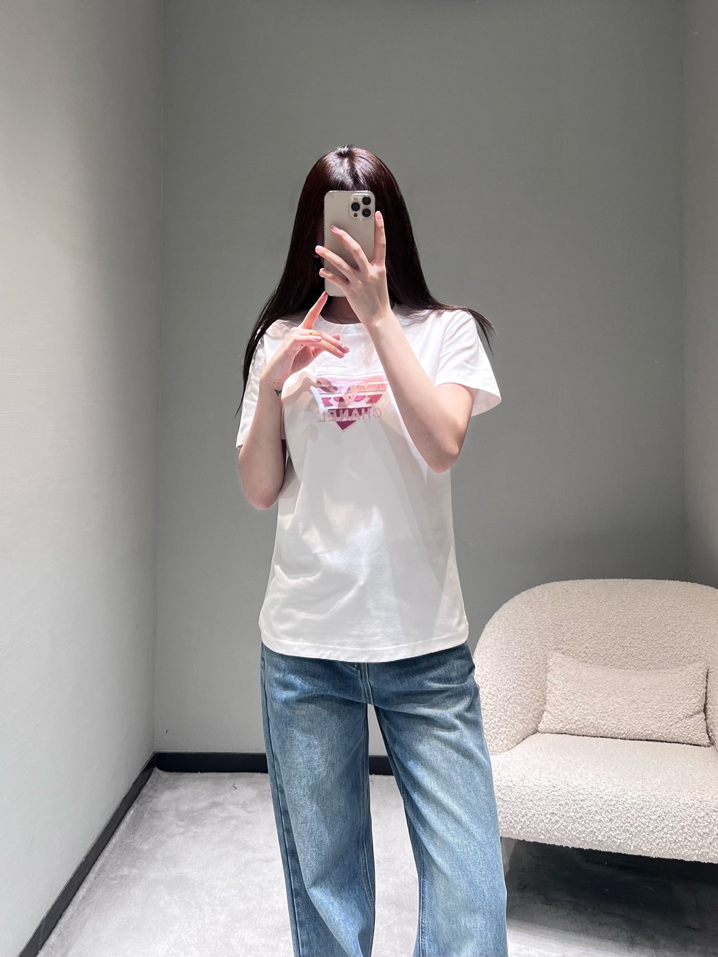 NO:733678,Chan*L 2026SS early spring new product series //Pink diamond love short-sleeved T-shirt uses gradient pink diamonds and black and white diamonds on the chest to outline the outline of a full love, with embedded letter logo. The pink tone collides with a unique sweet and cool temperament, a romantic logo, and is a must-have for the wardrobe with both sweet and cool. SML,,chanel,T-shirt,tees,t-shirt,19860909Chan*L 2026SS早春新品系列//粉钻爱心短袖T恤胸前以渐变粉钻与黑白钻交错勾勒出饱满爱心轮廓,内嵌字母logo标识,粉调碰撞出独特甜酷气质,浪漫标识,甜酷兼备的衣橱刚需.SML,,chanel,T-shirt,tees，t-shirt,,Women's clothing