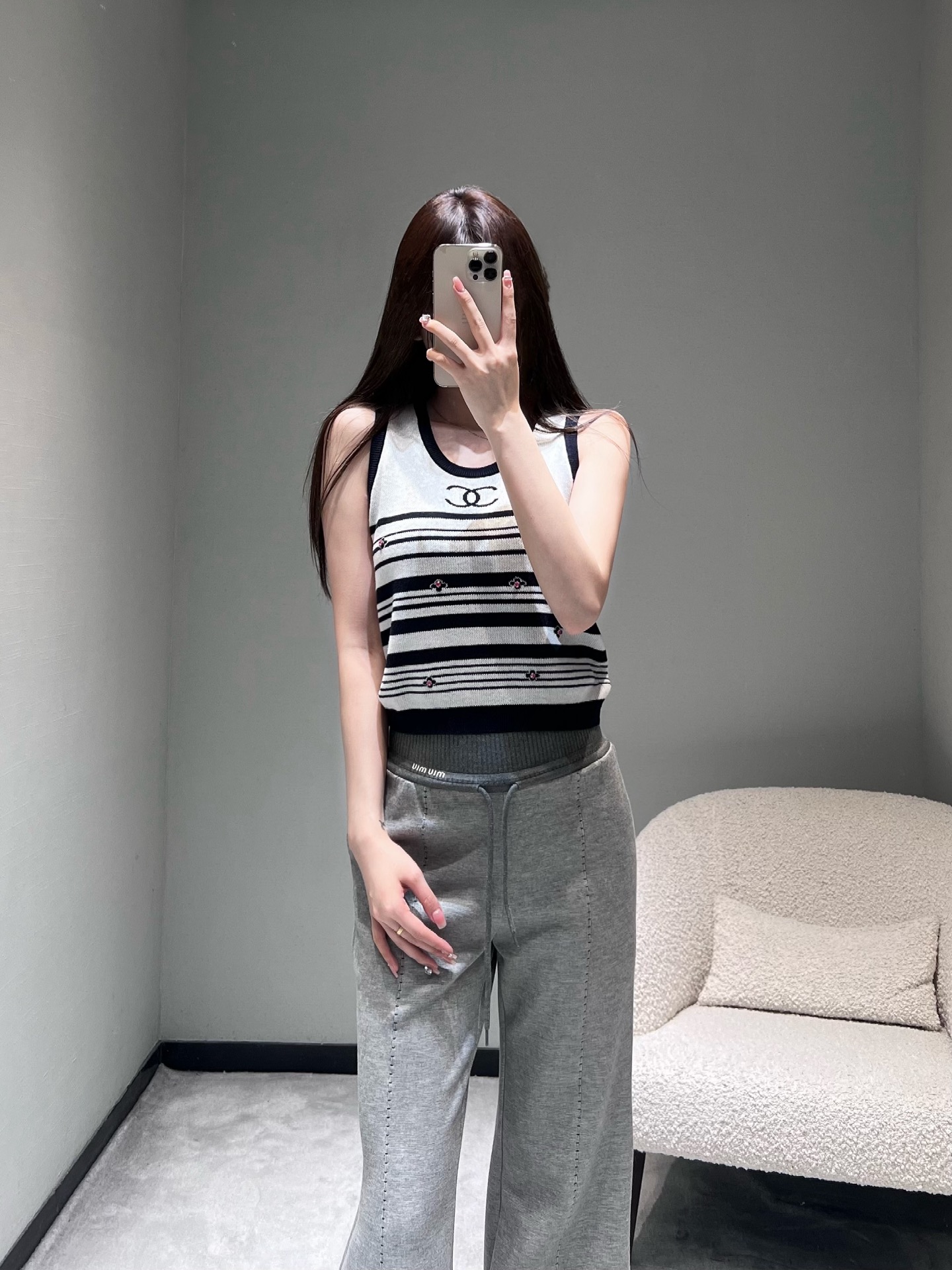 NO:734156,Chan*L 2026SS Early Spring New Product Series//Striped knitted vest with black and white contrasting stripes as the base, integrated with the exquisite Double C embroidery logo, hand-made mini diamond flowers embellished between the stripes, a smart and playful feel, and contrasting bags on the collar and hem, creating a French casual look.SML,,chanel,19860909Chan*L 2026SS早春新品系列//条纹针织背心黑白撞色条纹为基底,融入精致的双C刺绣Logo,条纹间点缀手工感的迷你点钻花朵,灵动俏皮感,领口与下摆的撞色包,打造法式随性造型.SML,,chanel,,Women's clothing