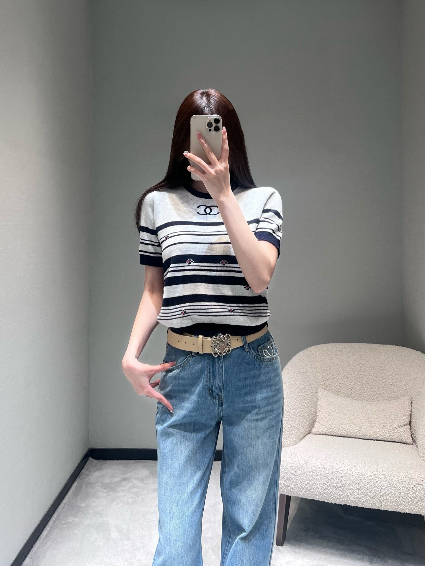 NO:734165,Chan*L 2026SS early spring new product series //Striped knitted short-sleeved black and white contrasting stripes as the base, integrated with the exquisite double C embroidery logo, embellished with handmade mini flower embroidery between the stripes, smart and playful, and the contrast bag on the collar and hem creates a French casual look. SML,,chanel,T-shirt,19860909Chan*L 2026SS早春新品系列//条纹针织短袖黑白撞色条纹为基底,融入精致的双C刺绣Logo,条纹间点缀手工感的迷你花朵刺绣,灵动俏皮感,领口与下摆的撞色包,打造法式随性造型.SML,,chanel,T-shirt,,Women's clothing