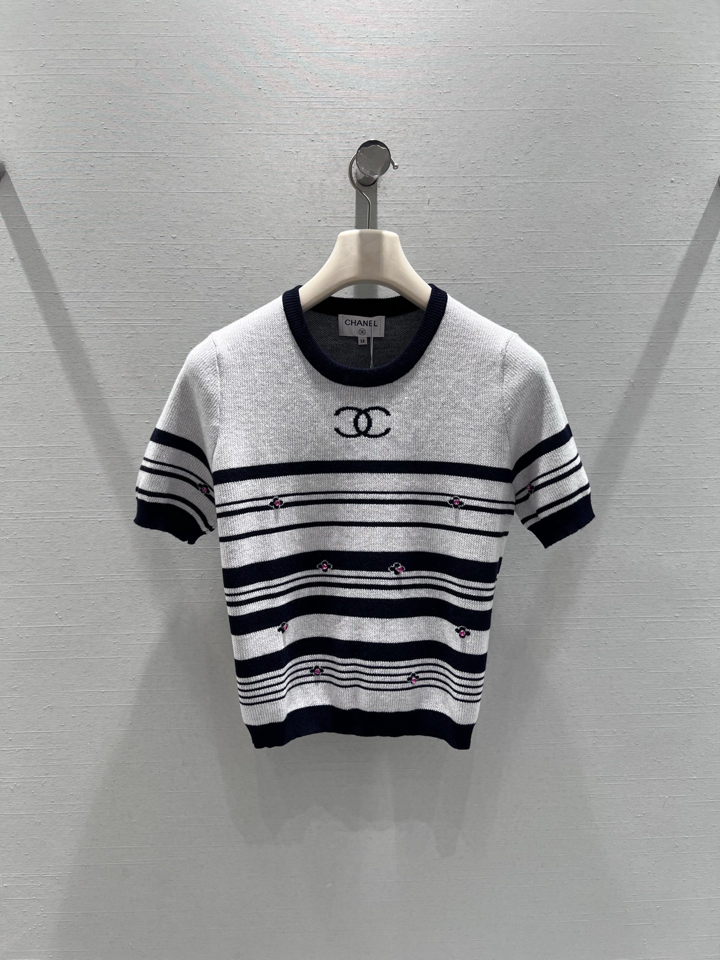NO:734162,Support for exchange Chan*L 2026SS early spring new product series // Striped knitted short-sleeved black and white contrasting stripes as the base, integrated with the exquisite double C embroidery logo, embellished with handmade mini flower embroidery between the stripes, smart and playful, contrasting bags on the collar and hem, creating a French casual look. SML real shot details, chanel, T-shirt,19860909支持换款Chan*L 2026SS早春新品系列//条纹针织短袖黑白撞色条纹为基底,融入精致的双C刺绣Logo,条纹间点缀手工感的迷你花朵刺绣,灵动俏皮感,领口与下摆的撞色包,打造法式随性造型.SML实拍细节,,chanel,T-shirt,,Women's clothing