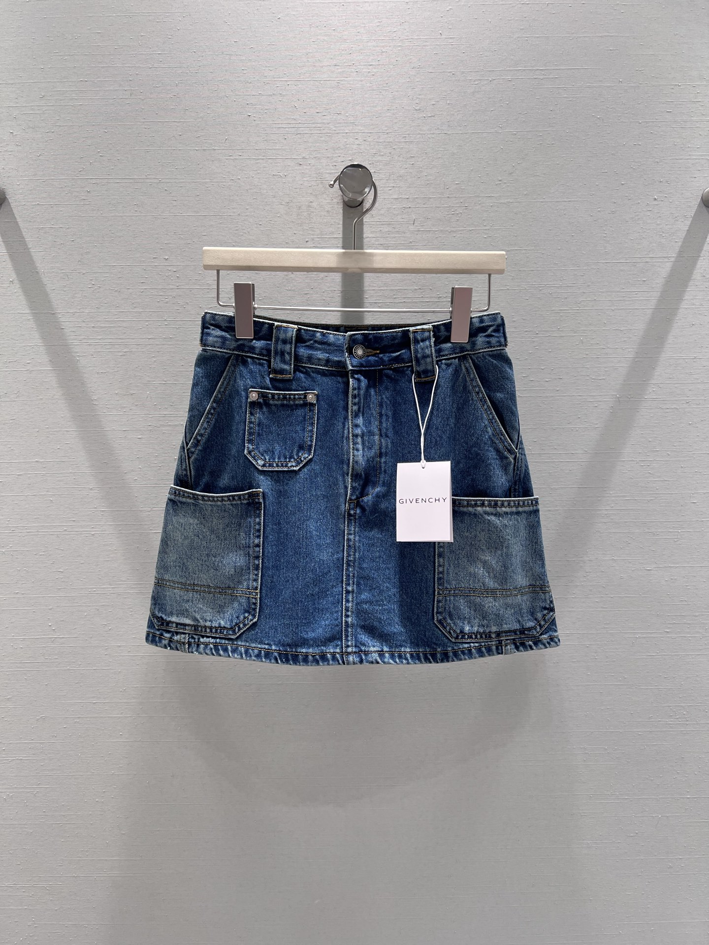 NO:734169,Support for exchange Given*hy 26SS early spring new product series // Workwear-style denim skirt takes pioneering workwear aesthetics as the core, integrating retro washing technology and neat tailoring. The skirt adopts a multi-pocket design, washed in old blue, and partially whitened to show natural traces, with a retro American atmosphere. SML real shot details,,givenchy,skirts,19860909支持换款Given*hy 26SS早春新品系列//工装风牛仔半裙先锋工装美学为核心,融合复古水洗工艺与利落剪裁.裙身采用多口袋设计,做旧蓝调水洗,局部磨白处理呈现自然痕迹,自带复古美式氛围感.SML实拍细节,,givenchy,skirts,,Women's clothing