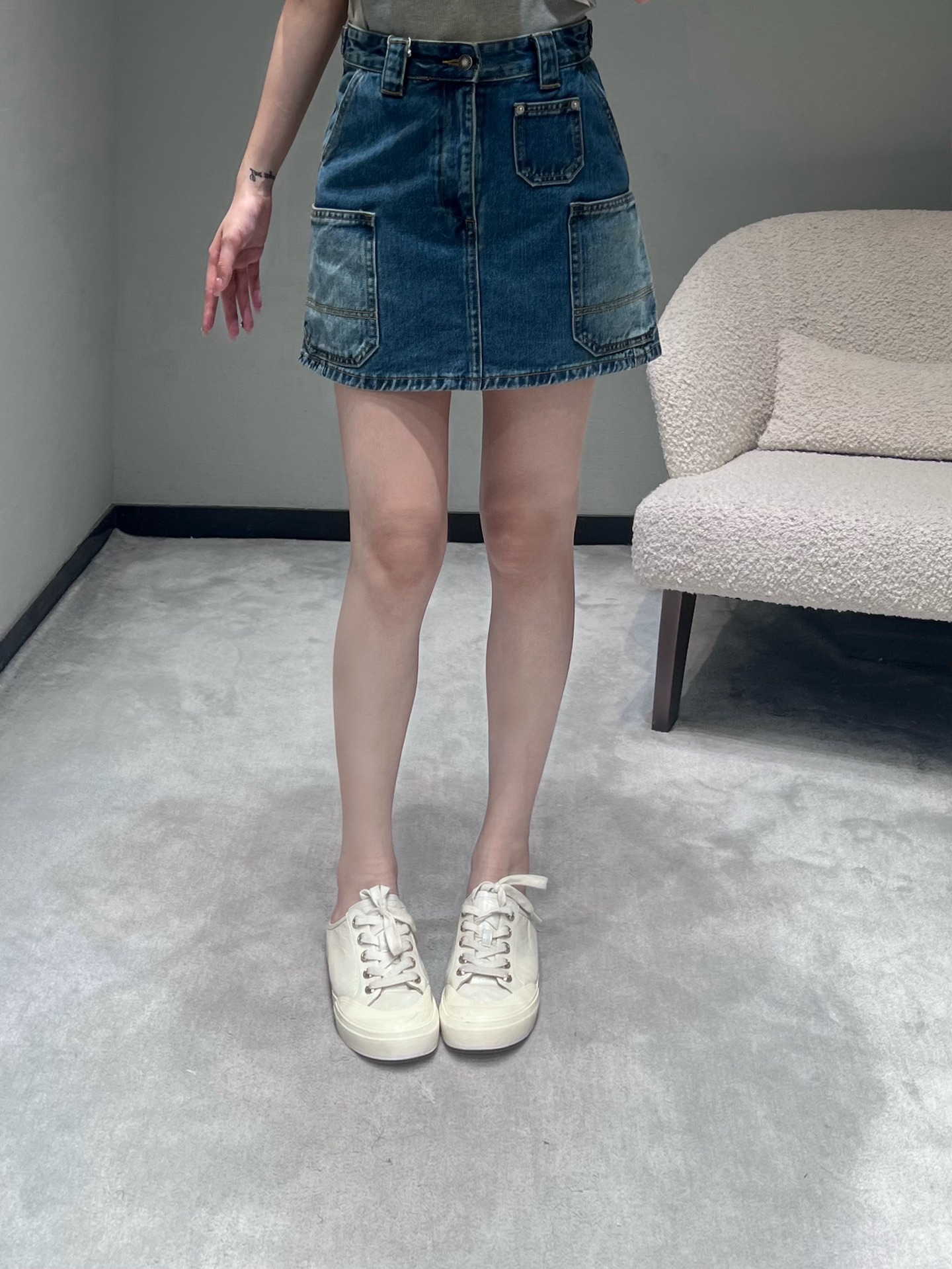 NO:734173,Given*hy 26SS early spring new product series // Workwear-style denim skirt is centered on pioneering workwear aesthetics, integrating retro washing technology and neat tailoring. The skirt adopts a multi-pocket design, washed in old blue, and partially whitened to show natural traces, with a retro American atmosphere. SML,,givenchy,skirts,19860909Given*hy 26SS早春新品系列//工装风牛仔半裙先锋工装美学为核心,融合复古水洗工艺与利落剪裁.裙身采用多口袋设计,做旧蓝调水洗,局部磨白处理呈现自然痕迹,自带复古美式氛围感.SML,,givenchy,skirts,,Women's clothing