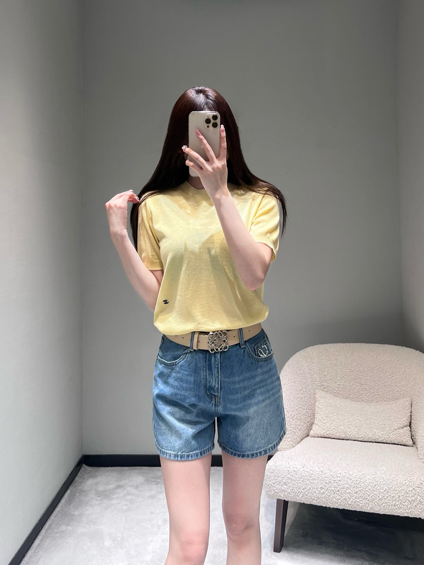 NO:734709,Chan*L 2026SS early spring new product series //Light luxury texture round neck knitted short-sleeved T-shirt. The classic round neck design is neat and versatile, and it is simple and exudes a sense of high-end. It is edged in the same color, with mini logo letter embroidery on the side of the body, and the details highlight the sense of quality. SML,,chanel,T-shirt,tees,t-shirt,19860909Chan*L 2026SS早春新品系列//轻奢质感圆领针织短袖T恤经典的圆领设计利落百搭,简约中透着高级感.同色系包边,衣身侧面点缀迷你logo字母刺绣,细节处彰显品质感.SML,,chanel,T-shirt,tees，t-shirt,,Women's clothing