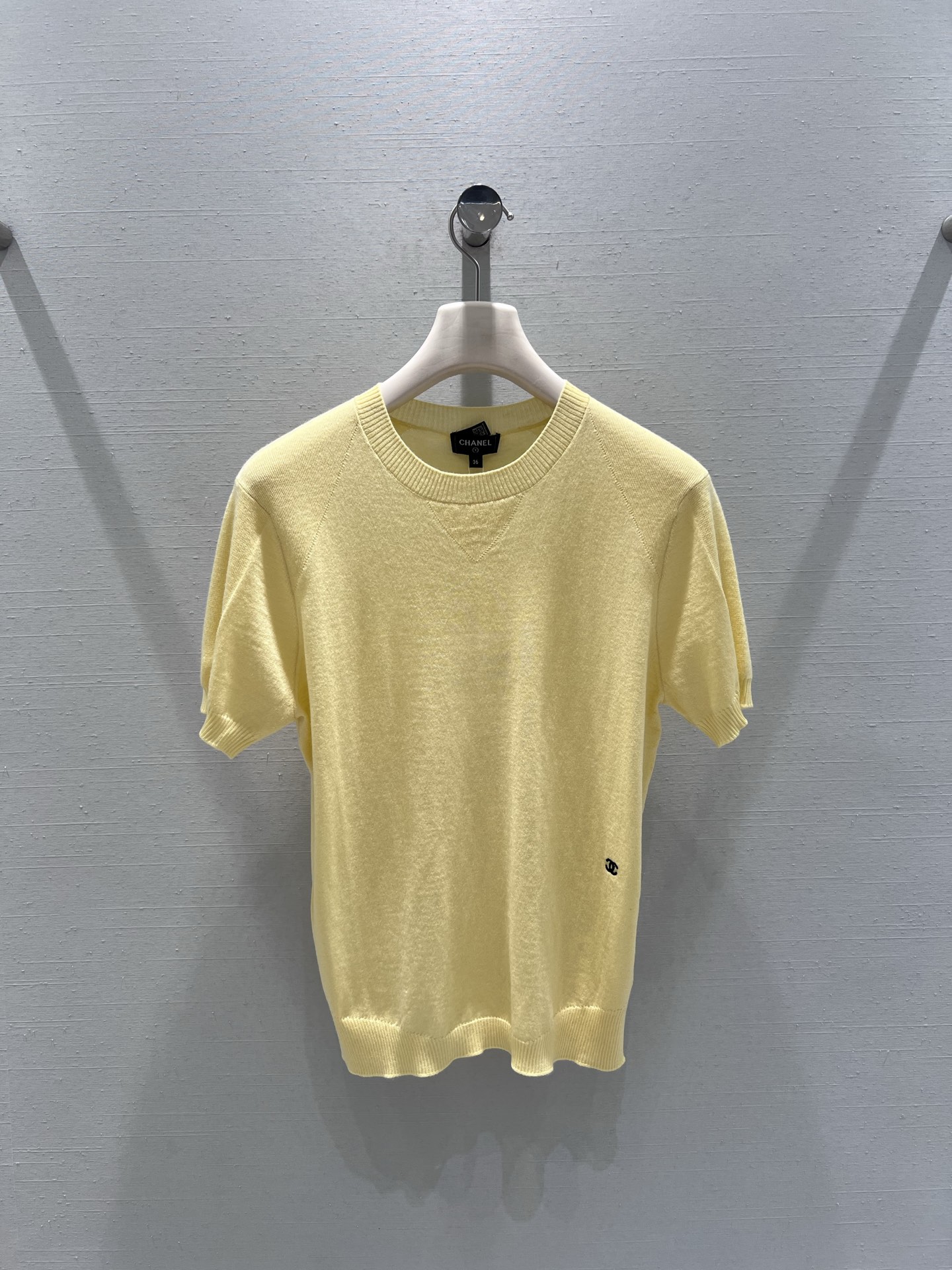 NO:734704,Support exchange Chan*L 2026SS early spring new product series //Light luxury texture round neck knitted short-sleeved T-shirt. The classic round neck design is neat and versatile, simple and high-end. The same color hemming, the side of the body is embellished with mini logo letter embroidery, and the details highlight the sense of quality. SML real shot details,, chanel, T-shirt, tees, t-shirt,19860909支持换款Chan*L 2026SS早春新品系列//轻奢质感圆领针织短袖T恤经典的圆领设计利落百搭,简约中透着高级感.同色系包边,衣身侧面点缀迷你logo字母刺绣,细节处彰显品质感.SML实拍细节,,chanel,T-shirt,tees，t-shirt,,Women's clothing
