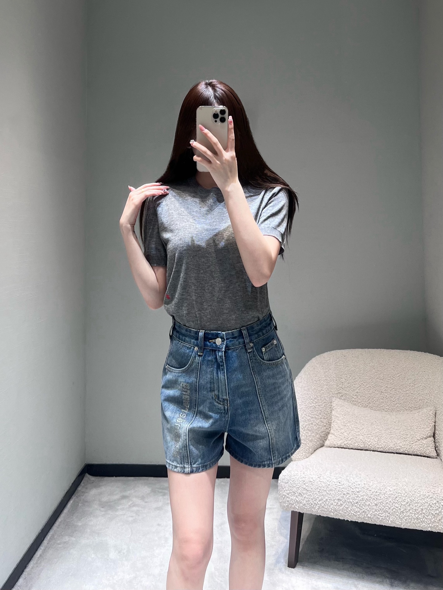 NO:734698,Chan*L 2026SS early spring new product series //Light luxury texture round neck knitted short-sleeved T-shirt. The classic round neck design is neat and versatile, and it is simple and exudes a sense of high-end. It is edged in the same color, with mini logo letter embroidery on the side of the body, and the details highlight the sense of quality. SML,,chanel,T-shirt,tees,t-shirt,19860909Chan*L 2026SS早春新品系列//轻奢质感圆领针织短袖T恤经典的圆领设计利落百搭,简约中透着高级感.同色系包边,衣身侧面点缀迷你logo字母刺绣,细节处彰显品质感.SML,,chanel,T-shirt,tees，t-shirt,,Women's clothing